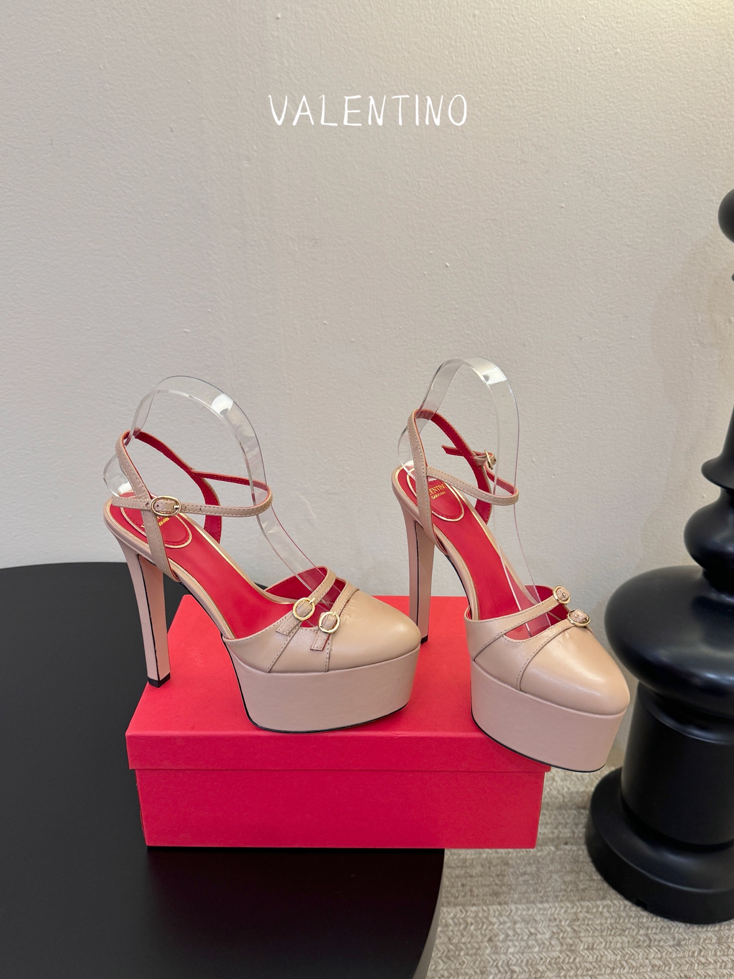 VALENTINO华伦天奴经典凉鞋单鞋春夏VLOGO SIGNATURE鞋型线条流畅.版型超赞上脚舒适.