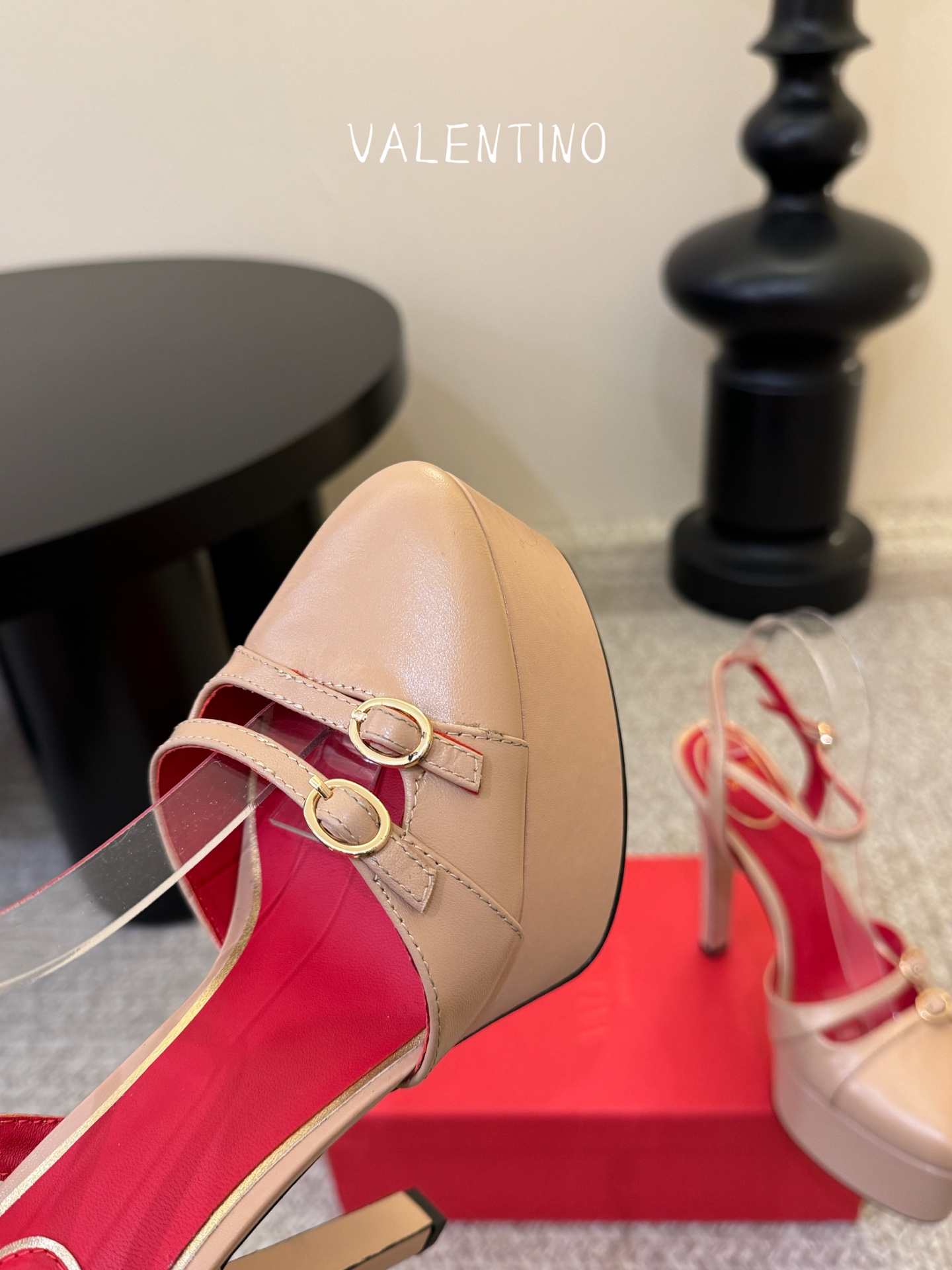 VALENTINO华伦天奴经典凉鞋单鞋春夏VLOGO SIGNATURE鞋型线条流畅.版型超赞上脚舒适.