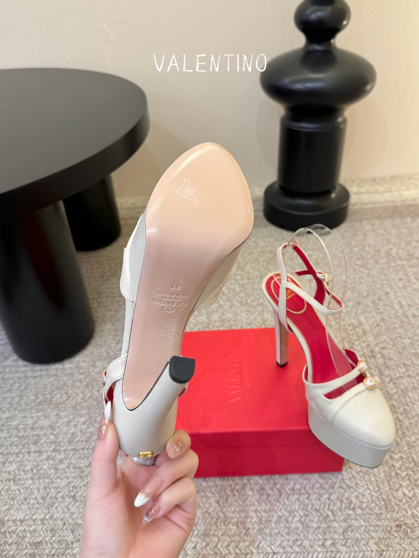 VALENTINO华伦天奴经典凉鞋单鞋春夏VLOGO SIGNATURE鞋型线条流畅.版型超赞上脚舒适.