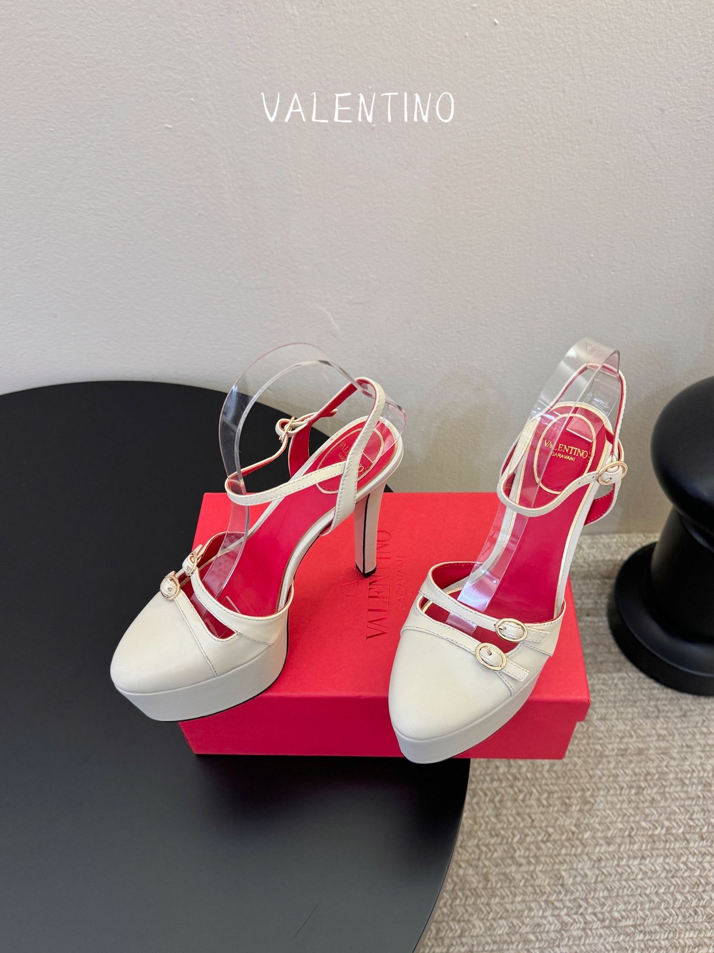 VALENTINO华伦天奴经典凉鞋单鞋春夏VLOGO SIGNATURE鞋型线条流畅.版型超赞上脚舒适.