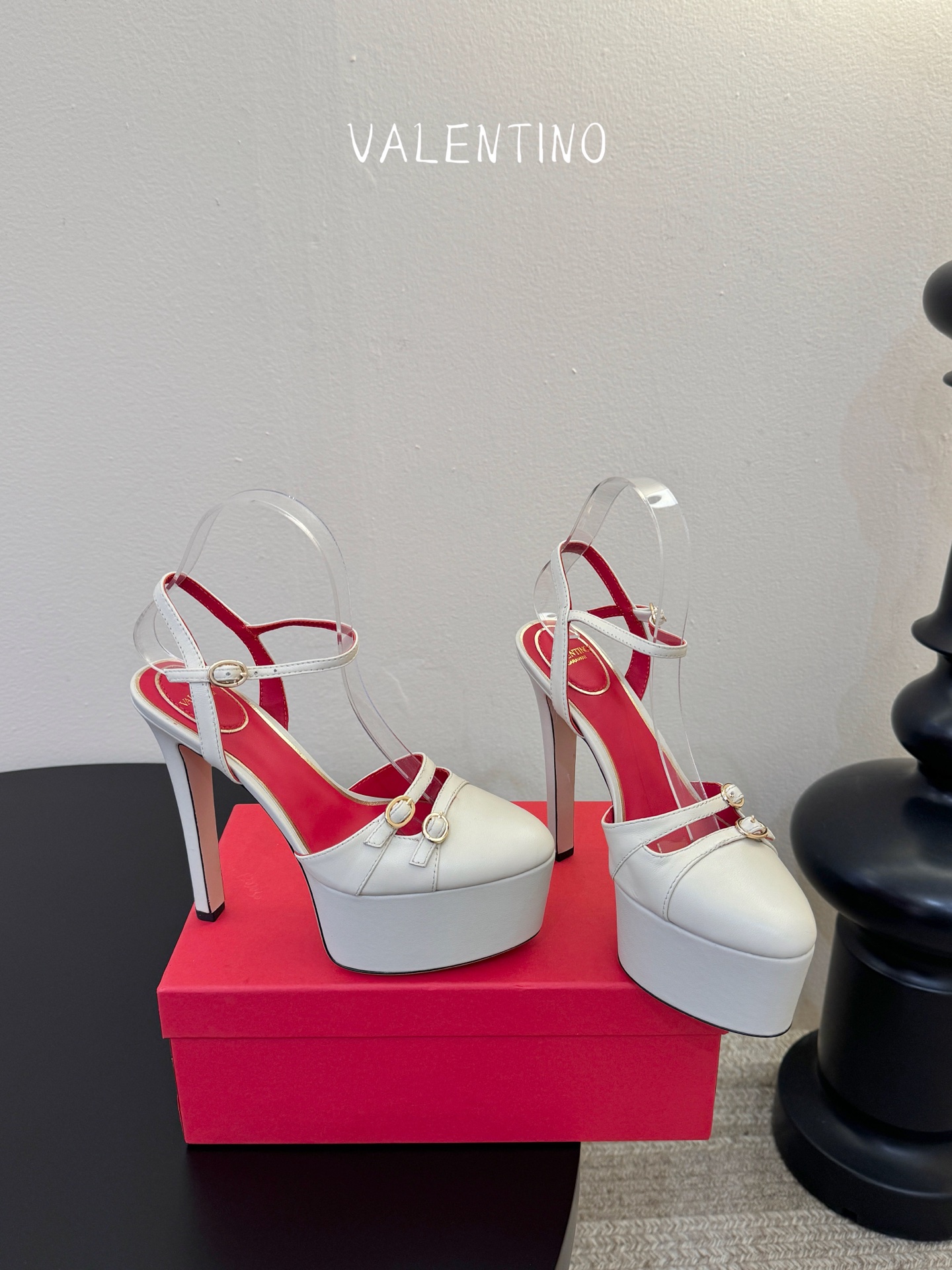 VALENTINO华伦天奴经典凉鞋单鞋春夏VLOGO SIGNATURE鞋型线条流畅.版型超赞上脚舒适.