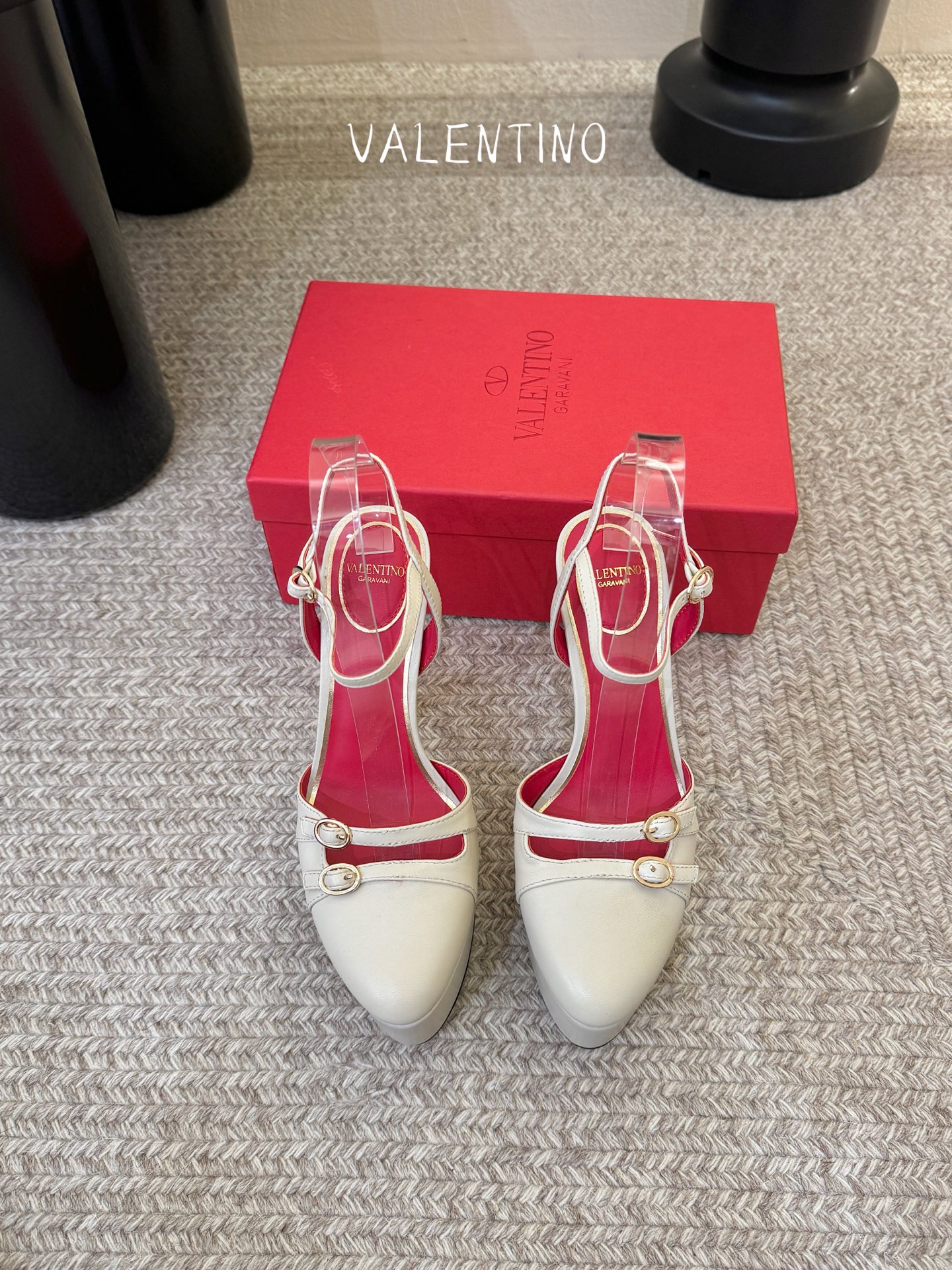 VALENTINO华伦天奴经典凉鞋单鞋春夏VLOGO SIGNATURE鞋型线条流畅.版型超赞上脚舒适.