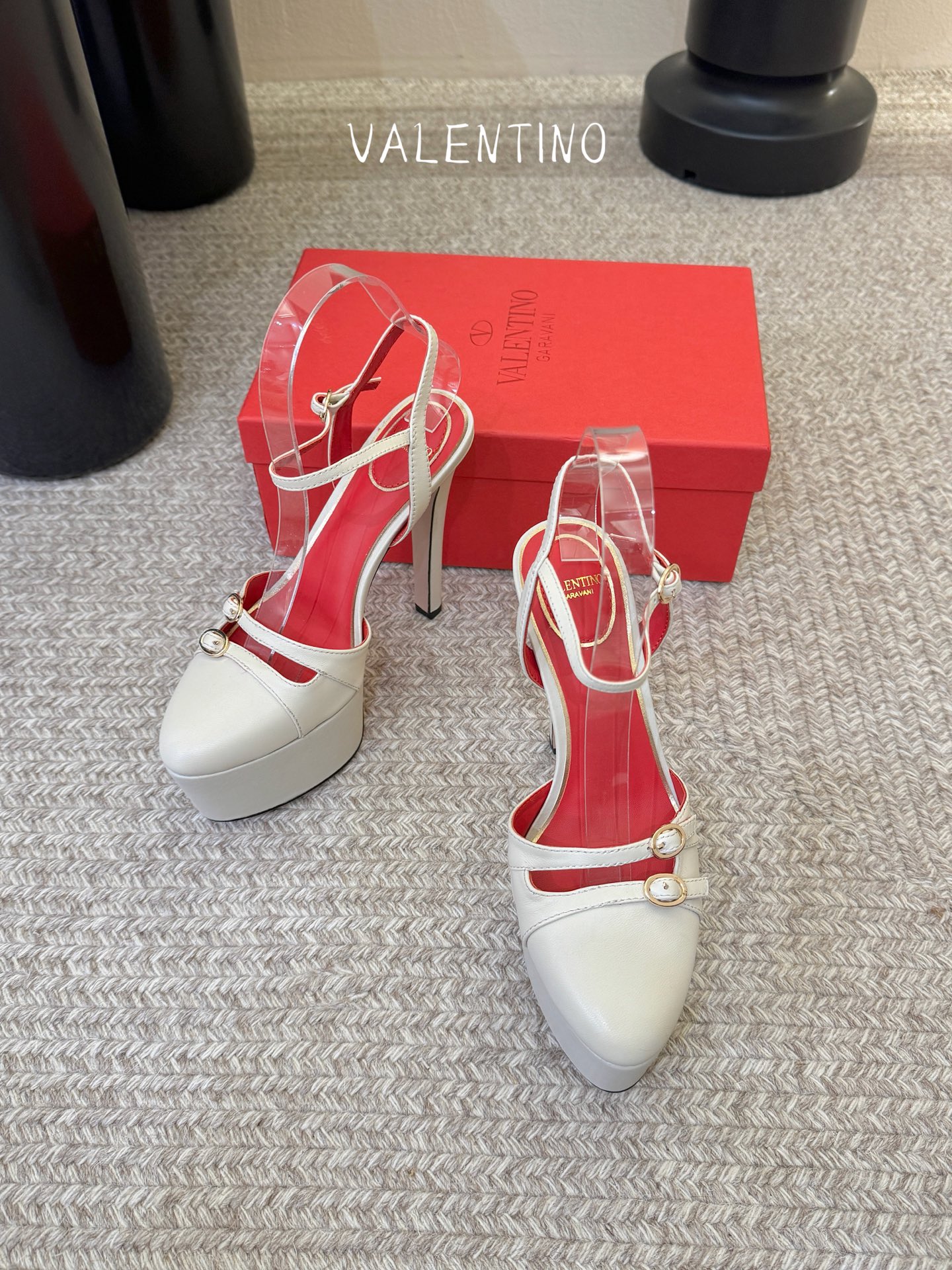 VALENTINO华伦天奴经典凉鞋单鞋春夏VLOGO SIGNATURE鞋型线条流畅.版型超赞上脚舒适.