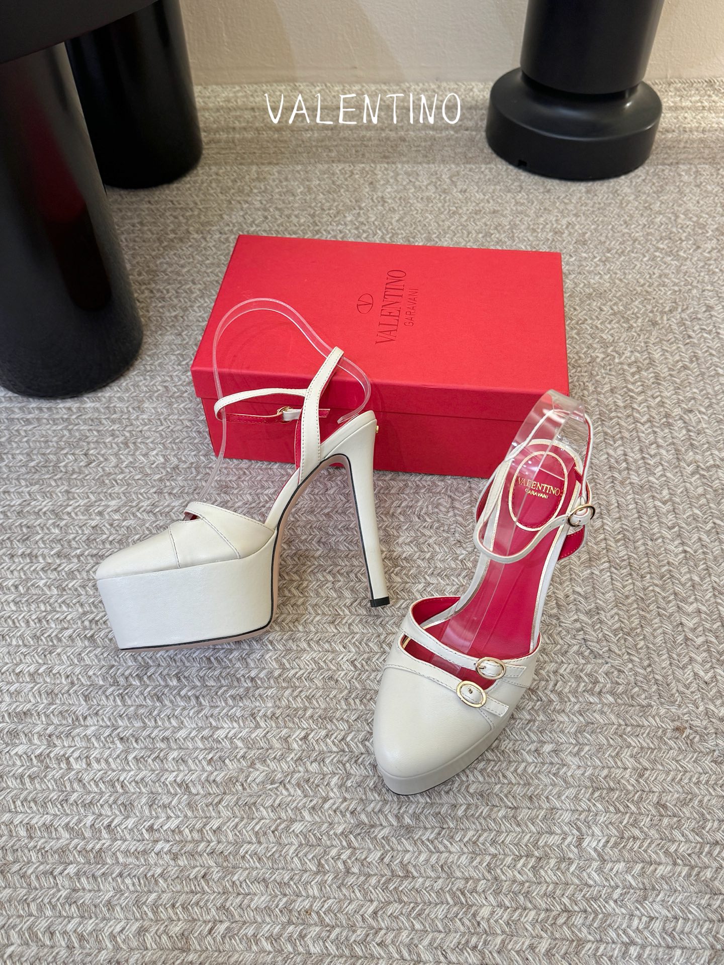 VALENTINO华伦天奴经典凉鞋单鞋春夏VLOGO SIGNATURE鞋型线条流畅.版型超赞上脚舒适.