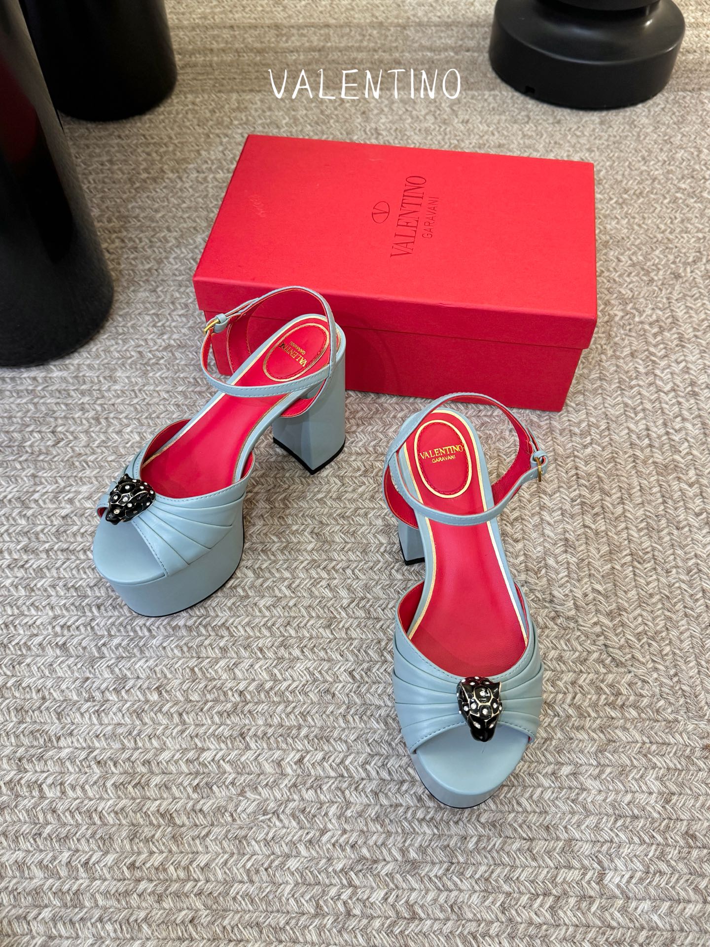 VALENTINO华伦天奴经典凉鞋单鞋春夏VLOGO SIGNATURE鞋型线条流畅.版型超赞上脚舒适.