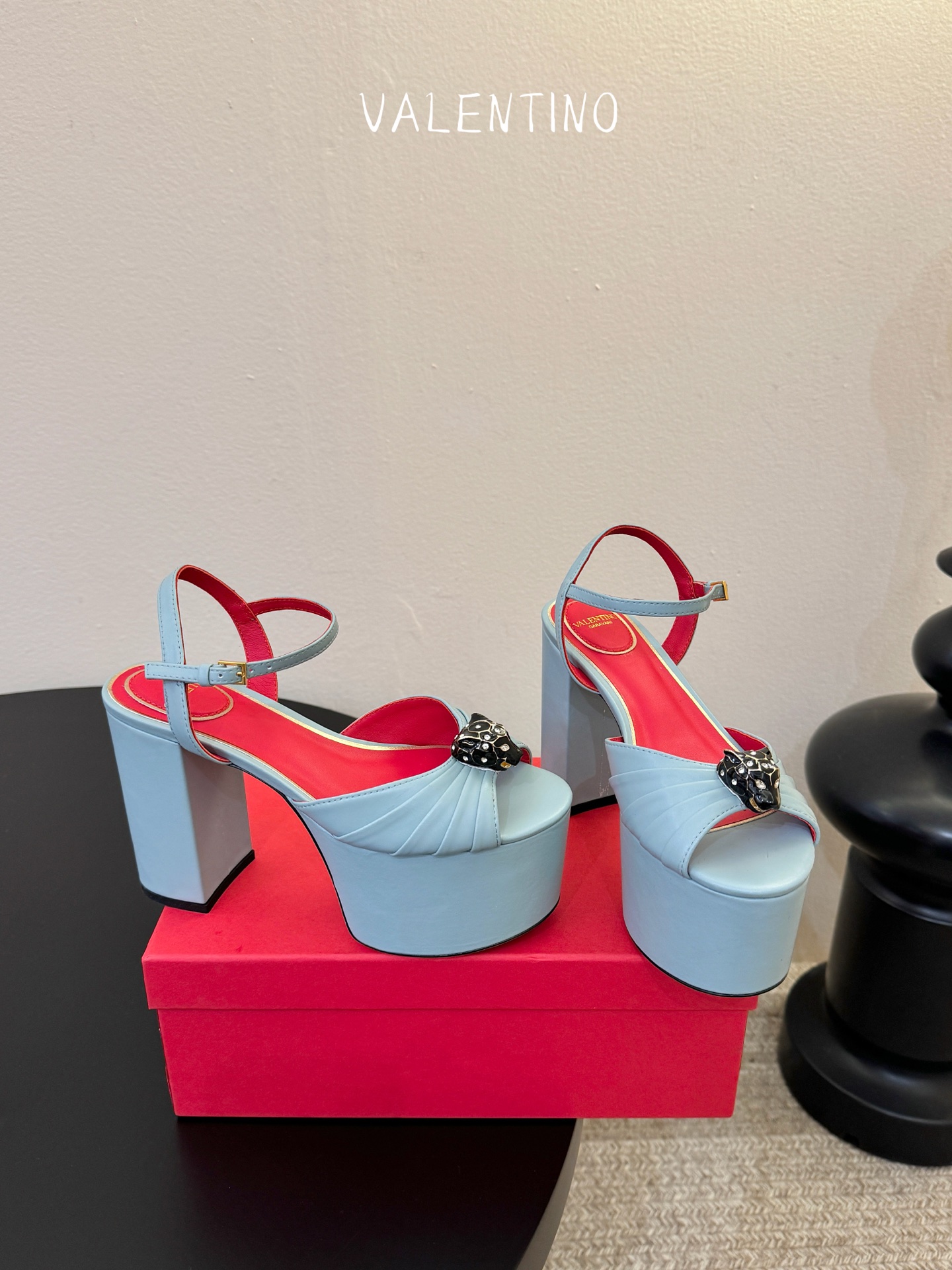 VALENTINO华伦天奴经典凉鞋单鞋春夏VLOGO SIGNATURE鞋型线条流畅.版型超赞上脚舒适.