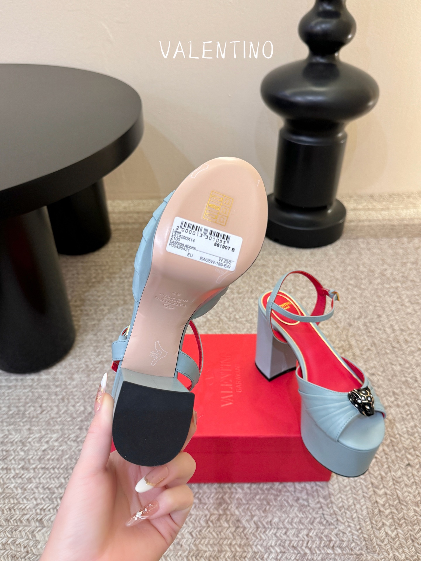 VALENTINO华伦天奴经典凉鞋单鞋春夏VLOGO SIGNATURE鞋型线条流畅.版型超赞上脚舒适.