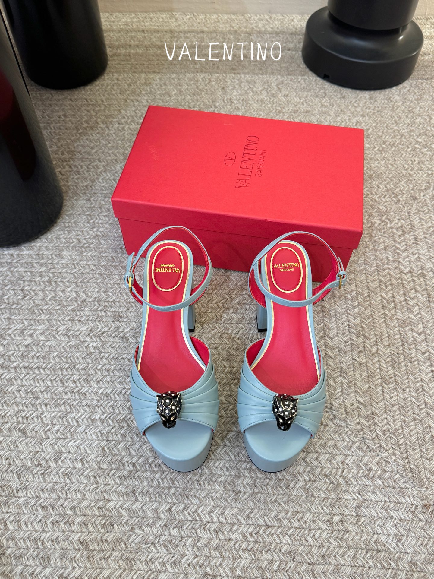 VALENTINO华伦天奴经典凉鞋单鞋春夏VLOGO SIGNATURE鞋型线条流畅.版型超赞上脚舒适.