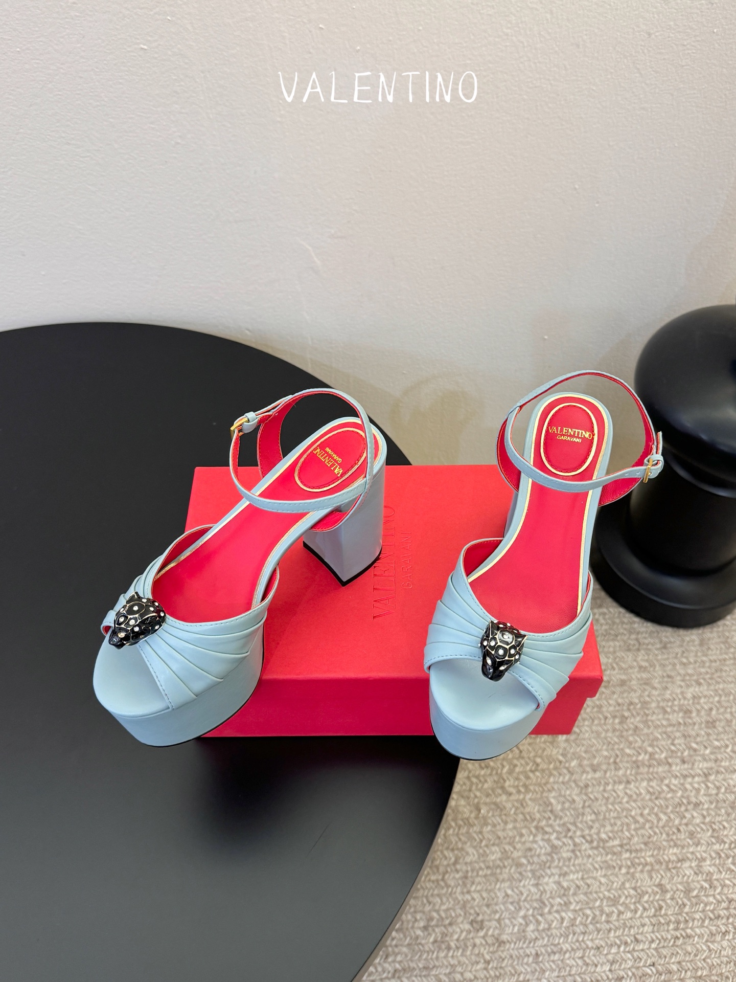 VALENTINO华伦天奴经典凉鞋单鞋春夏VLOGO SIGNATURE鞋型线条流畅.版型超赞上脚舒适.