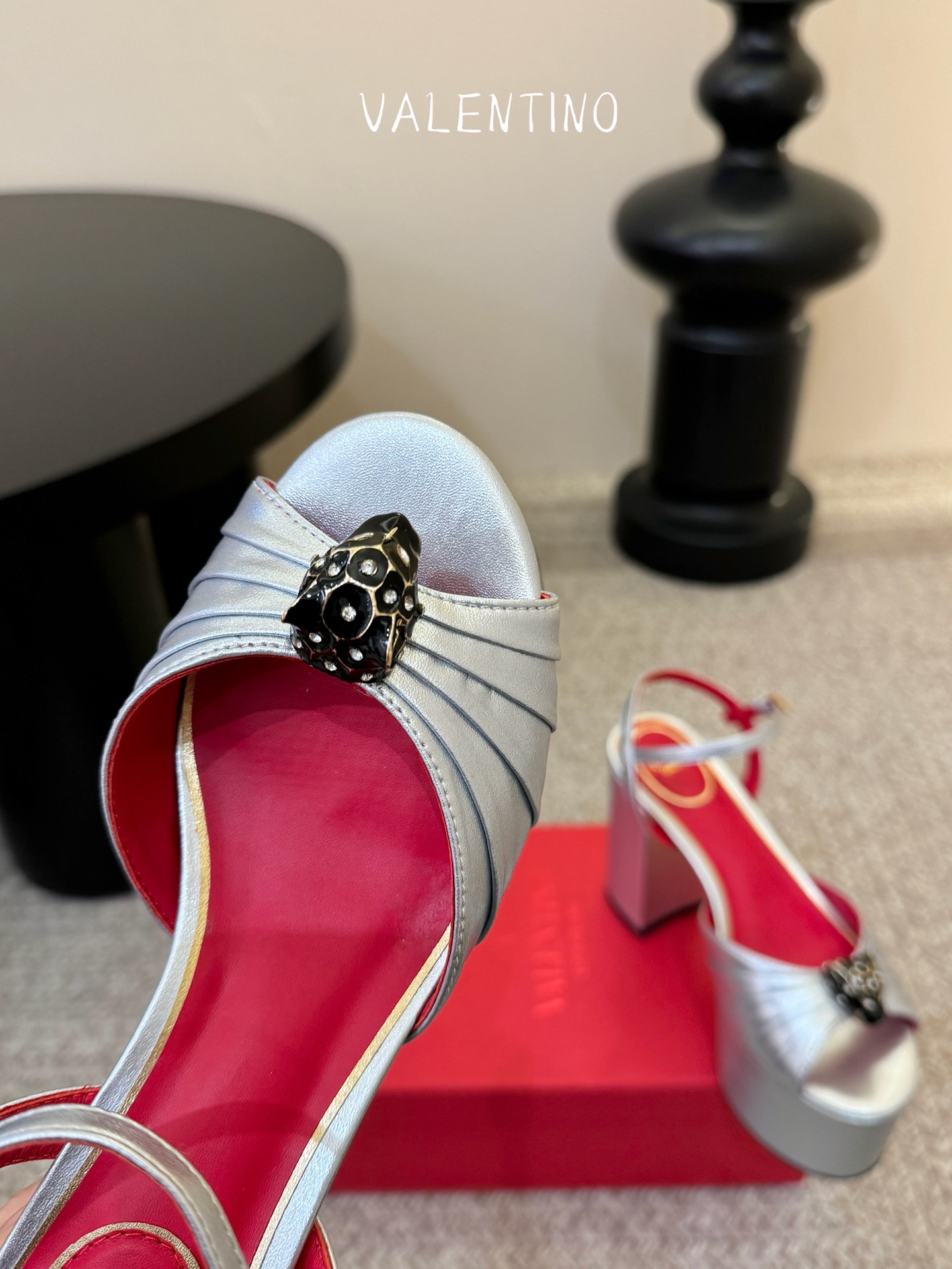 VALENTINO华伦天奴经典凉鞋单鞋春夏VLOGO SIGNATURE鞋型线条流畅.版型超赞上脚舒适.