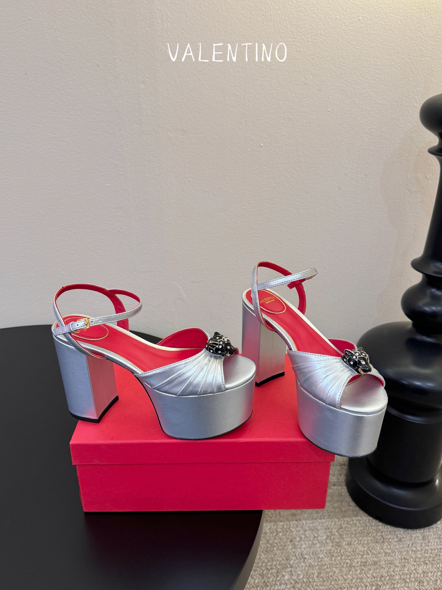 VALENTINO华伦天奴经典凉鞋单鞋春夏VLOGO SIGNATURE鞋型线条流畅.版型超赞上脚舒适.