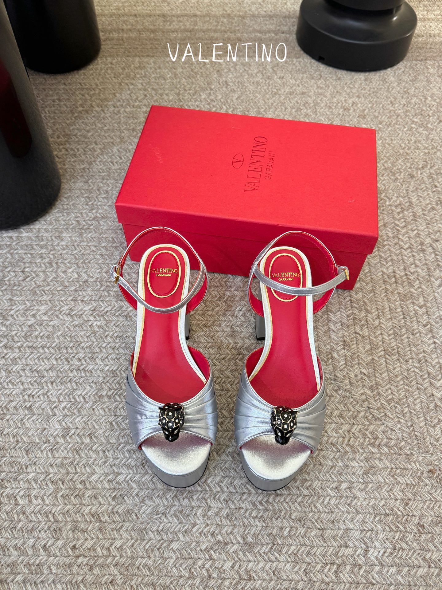 VALENTINO华伦天奴经典凉鞋单鞋春夏VLOGO SIGNATURE鞋型线条流畅.版型超赞上脚舒适.