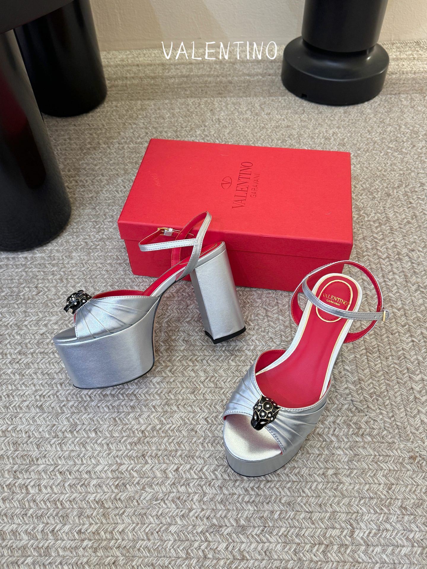 VALENTINO华伦天奴经典凉鞋单鞋春夏VLOGO SIGNATURE鞋型线条流畅.版型超赞上脚舒适.