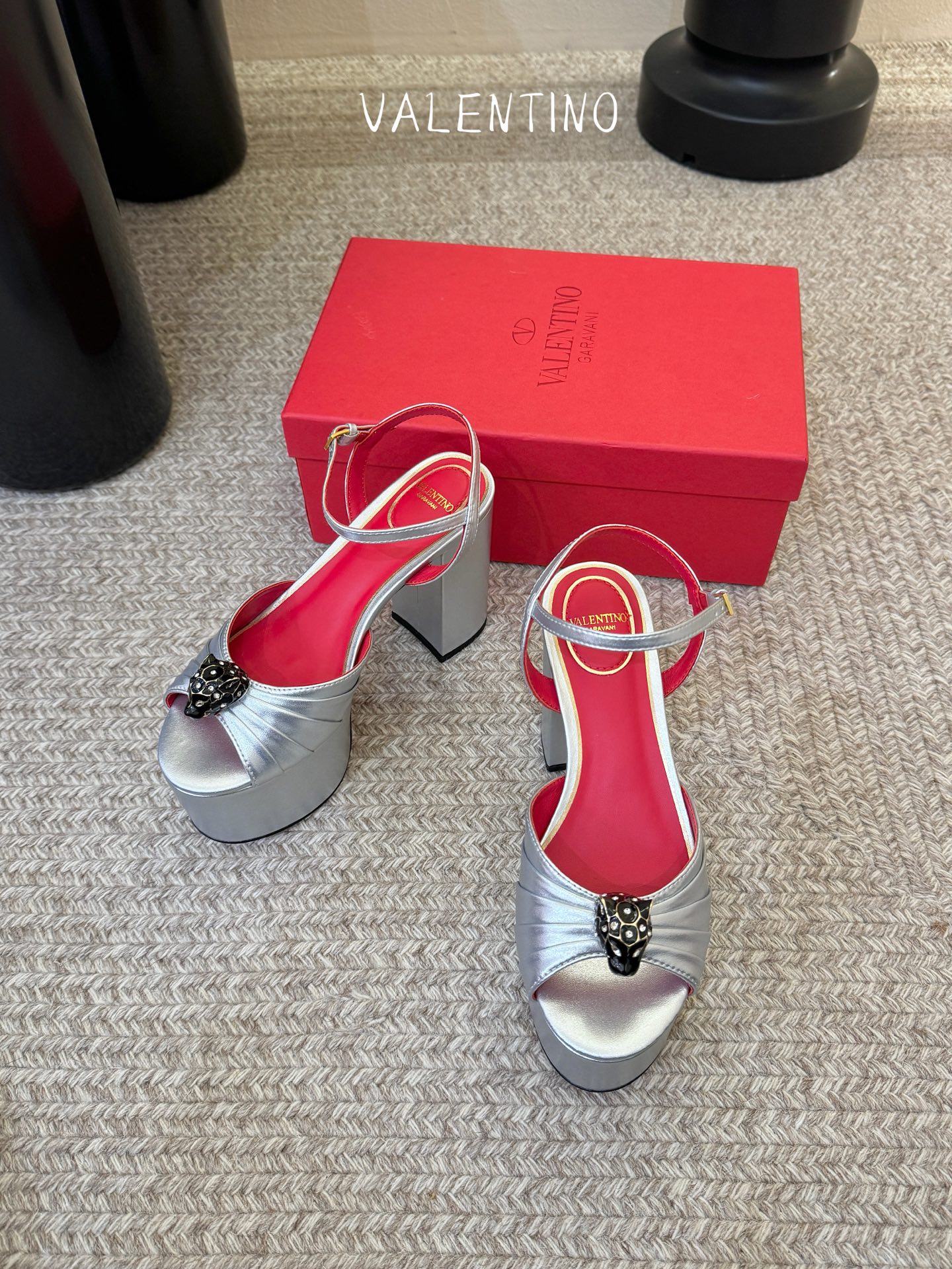 VALENTINO华伦天奴经典凉鞋单鞋春夏VLOGO SIGNATURE鞋型线条流畅.版型超赞上脚舒适.