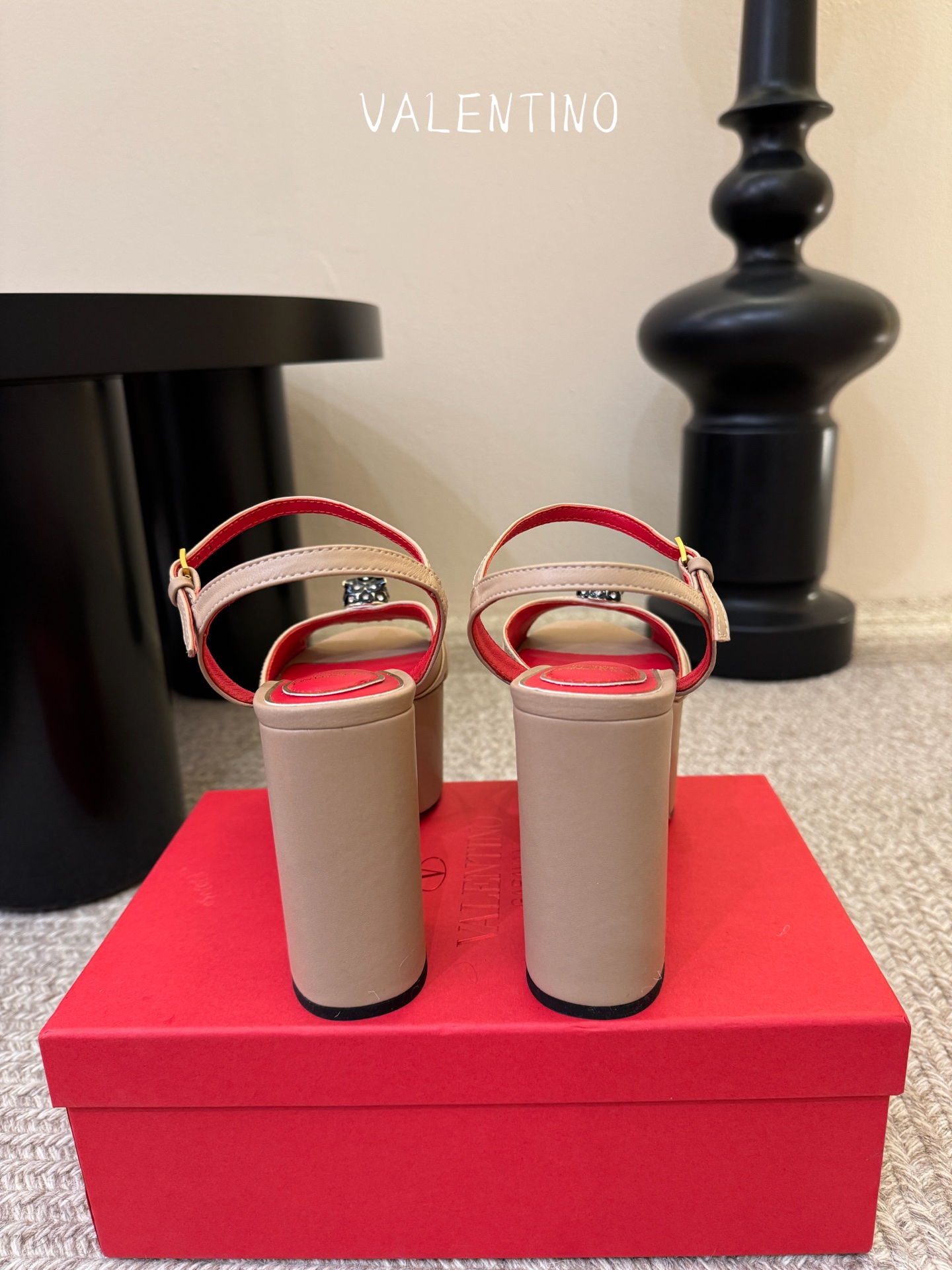 VALENTINO华伦天奴经典凉鞋单鞋春夏VLOGO SIGNATURE鞋型线条流畅.版型超赞上脚舒适.