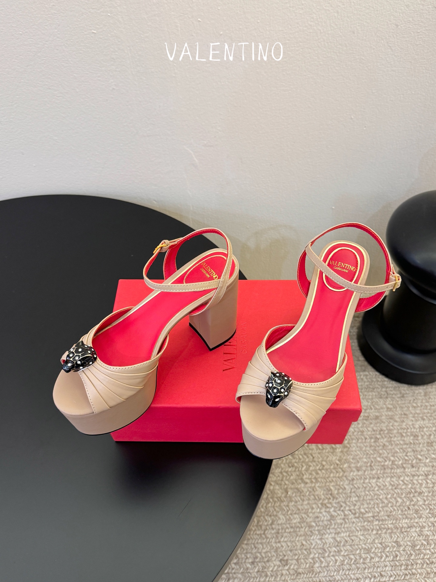 VALENTINO华伦天奴经典凉鞋单鞋春夏VLOGO SIGNATURE鞋型线条流畅.版型超赞上脚舒适.