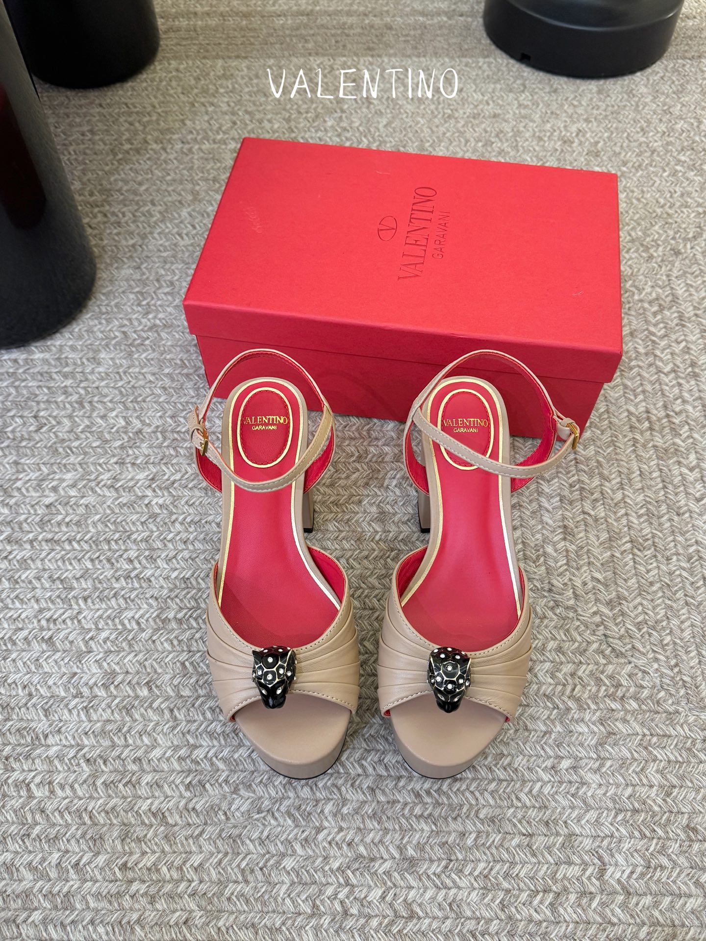 VALENTINO华伦天奴经典凉鞋单鞋春夏VLOGO SIGNATURE鞋型线条流畅.版型超赞上脚舒适.