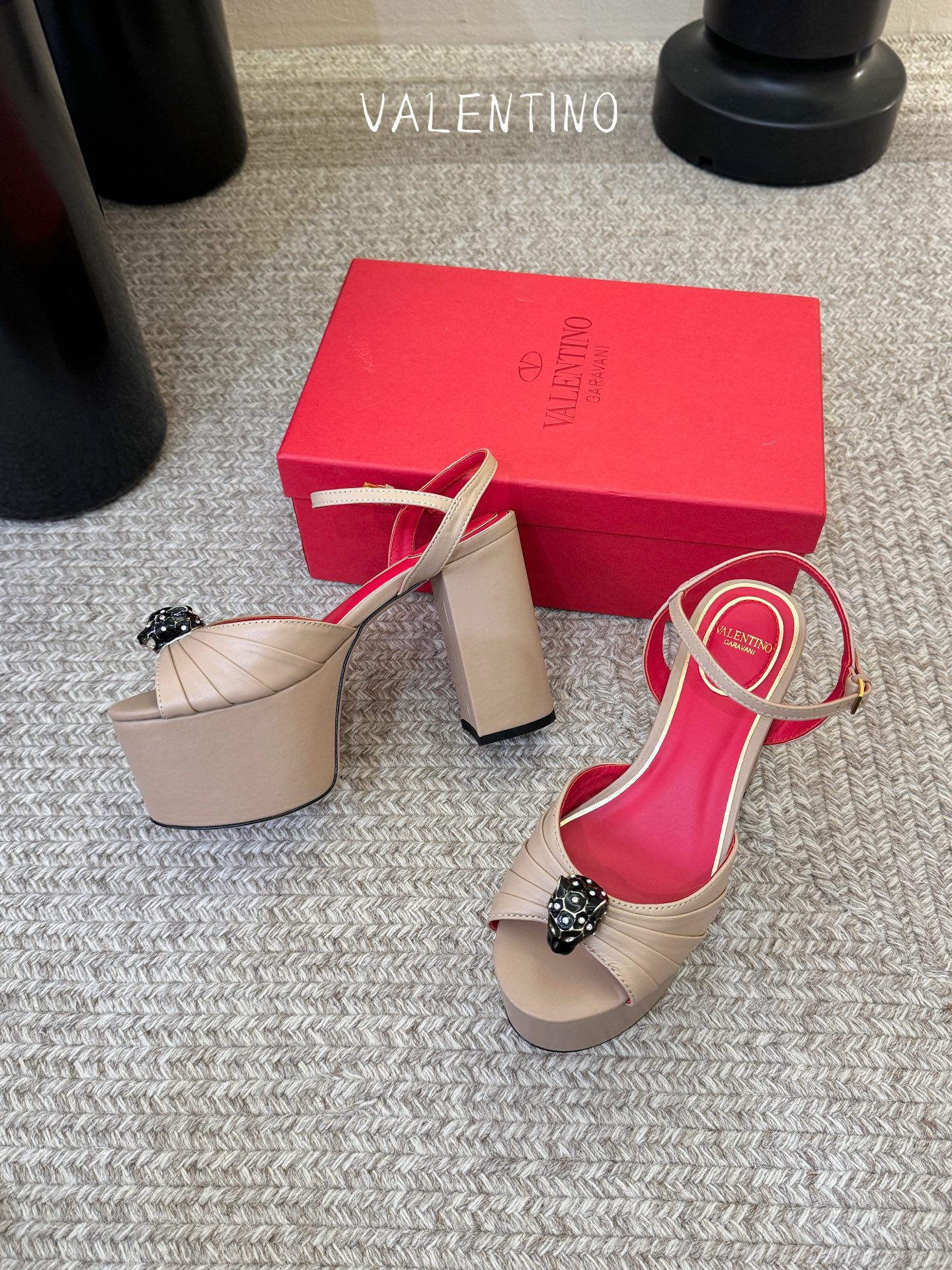 VALENTINO华伦天奴经典凉鞋单鞋春夏VLOGO SIGNATURE鞋型线条流畅.版型超赞上脚舒适.