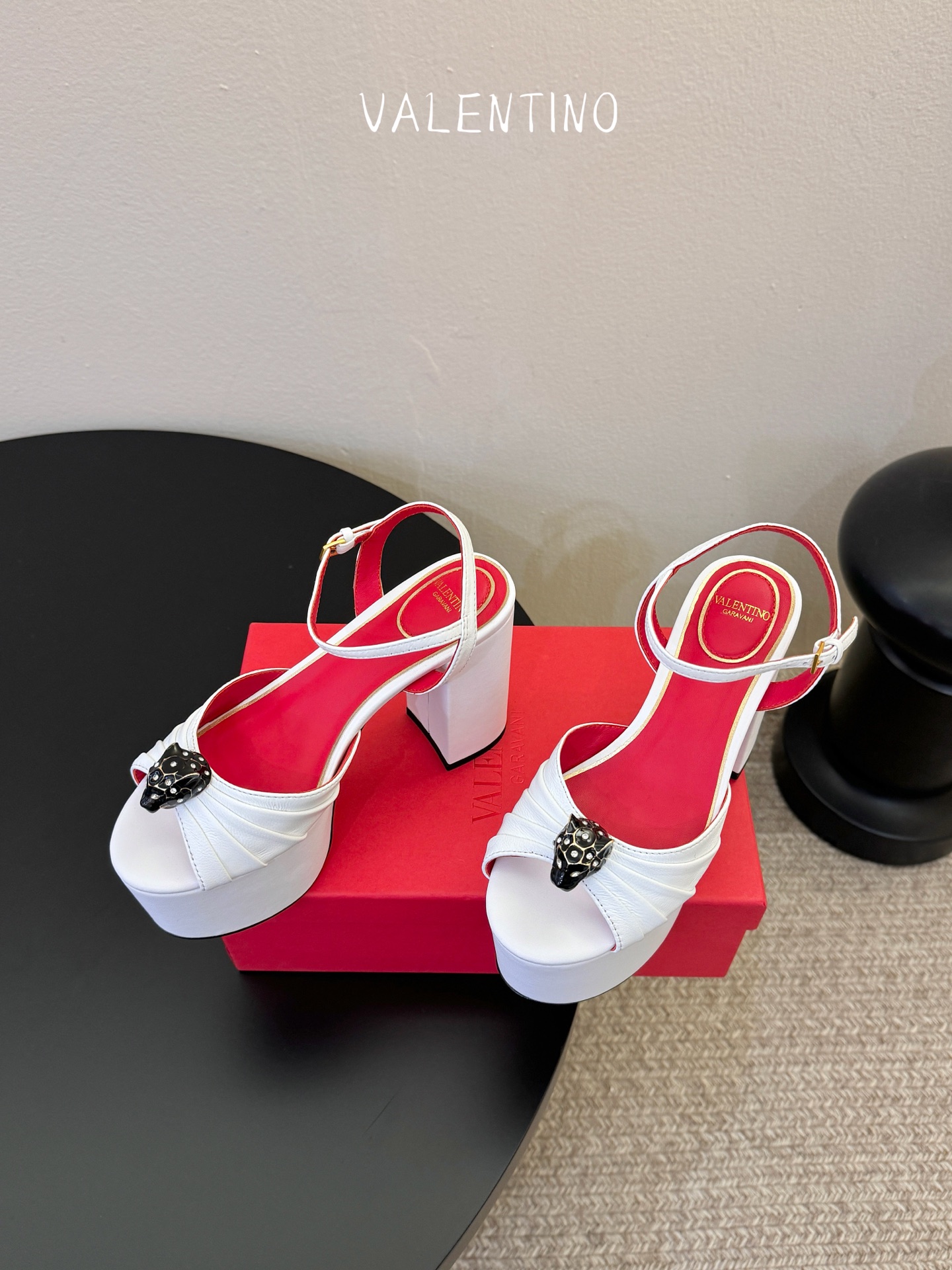 VALENTINO华伦天奴经典凉鞋单鞋春夏VLOGO SIGNATURE鞋型线条流畅.版型超赞上脚舒适.