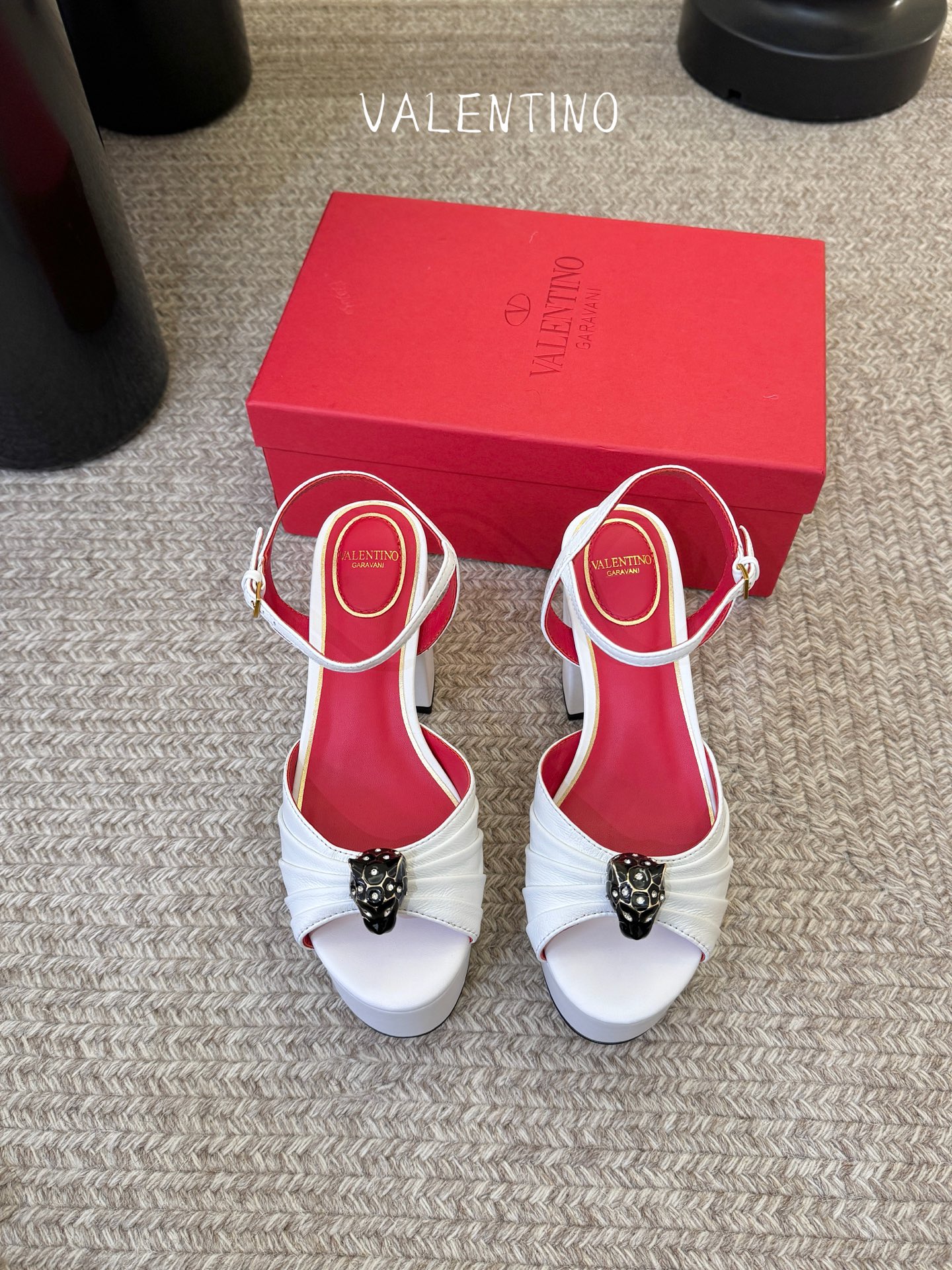 VALENTINO华伦天奴经典凉鞋单鞋春夏VLOGO SIGNATURE鞋型线条流畅.版型超赞上脚舒适.