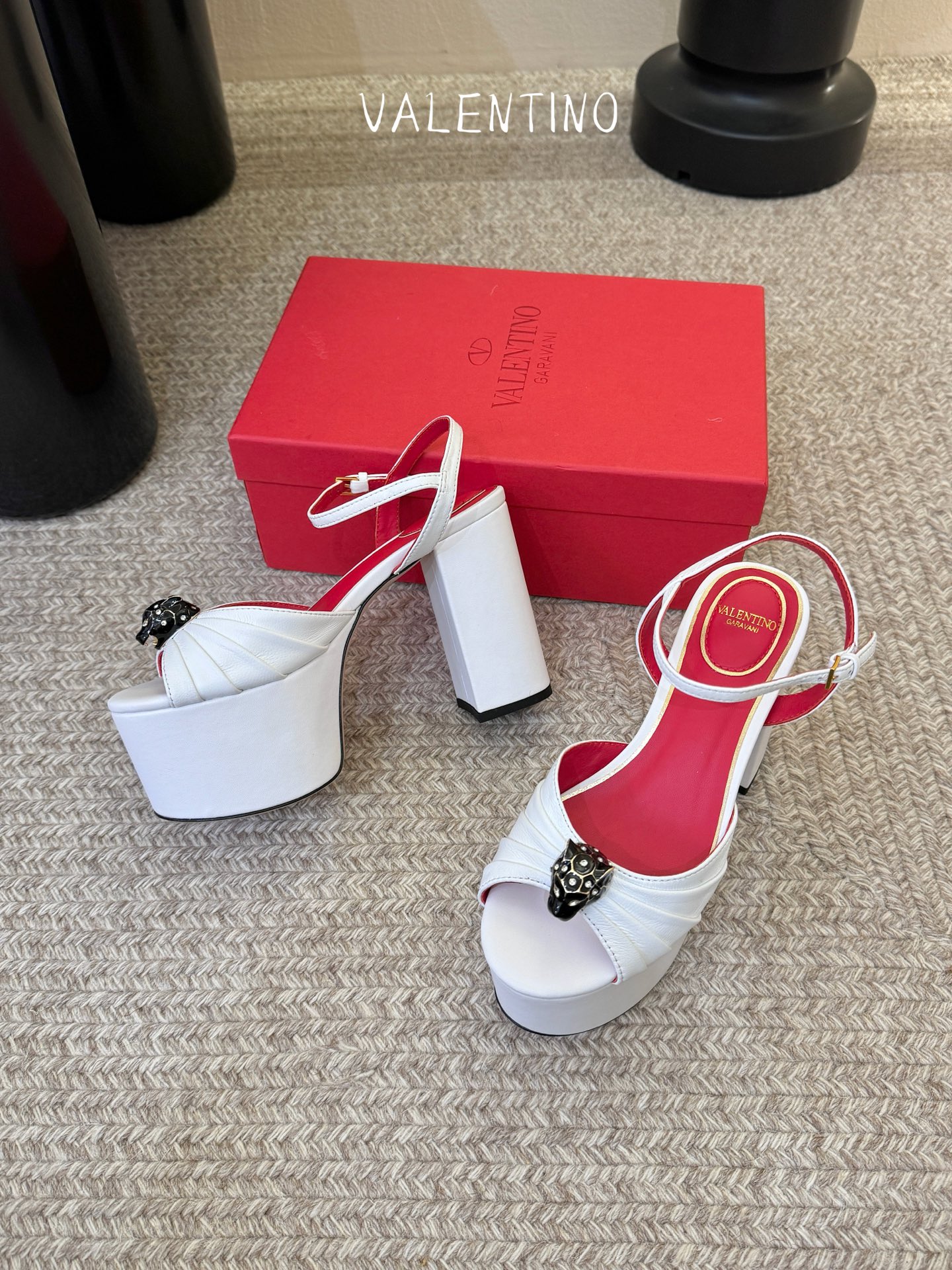 VALENTINO华伦天奴经典凉鞋单鞋春夏VLOGO SIGNATURE鞋型线条流畅.版型超赞上脚舒适.