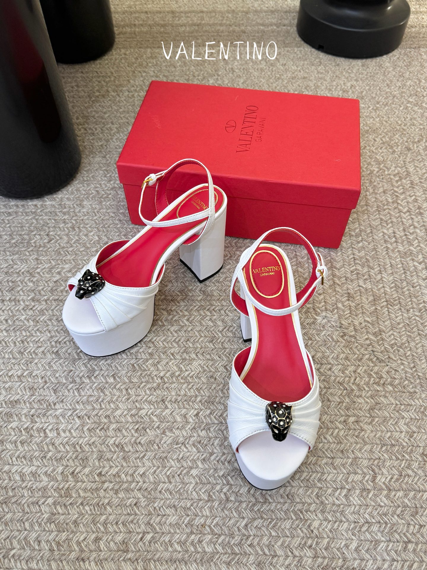 VALENTINO华伦天奴经典凉鞋单鞋春夏VLOGO SIGNATURE鞋型线条流畅.版型超赞上脚舒适.
