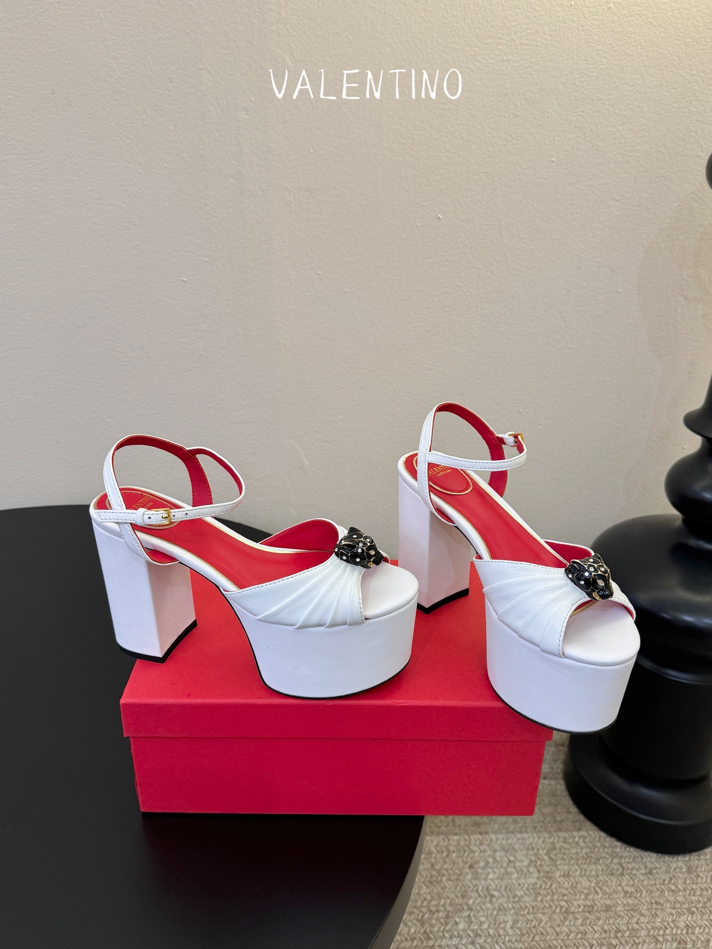 VALENTINO华伦天奴经典凉鞋单鞋春夏VLOGO SIGNATURE鞋型线条流畅.版型超赞上脚舒适.