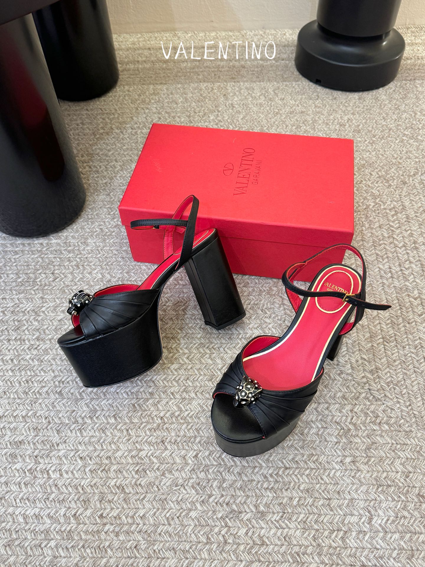 VALENTINO华伦天奴经典凉鞋单鞋春夏VLOGO SIGNATURE鞋型线条流畅.版型超赞上脚舒适.