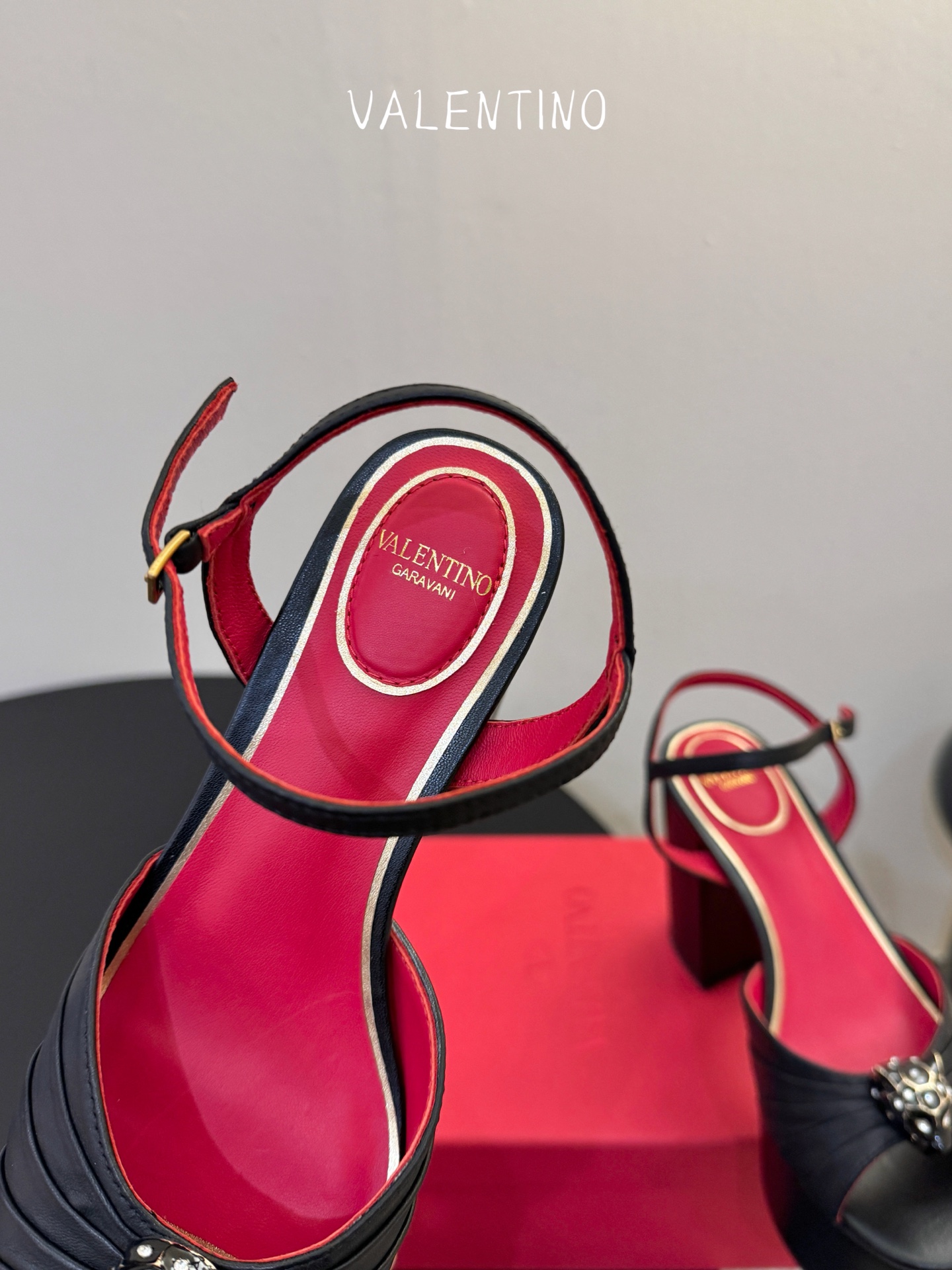 VALENTINO华伦天奴经典凉鞋单鞋春夏VLOGO SIGNATURE鞋型线条流畅.版型超赞上脚舒适.