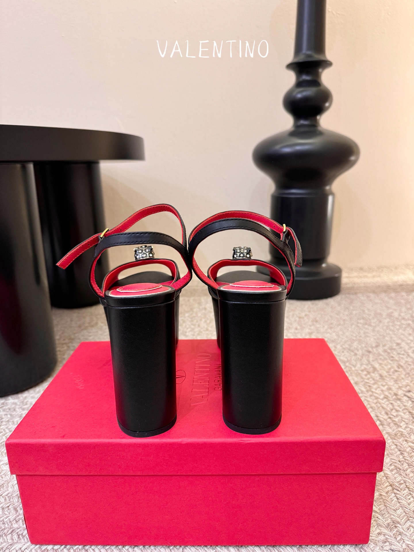 VALENTINO华伦天奴经典凉鞋单鞋春夏VLOGO SIGNATURE鞋型线条流畅.版型超赞上脚舒适.