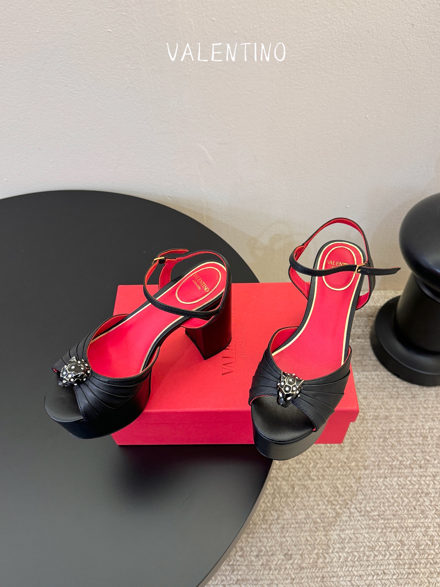 VALENTINO华伦天奴经典凉鞋单鞋春夏VLOGO SIGNATURE鞋型线条流畅.版型超赞上脚舒适.