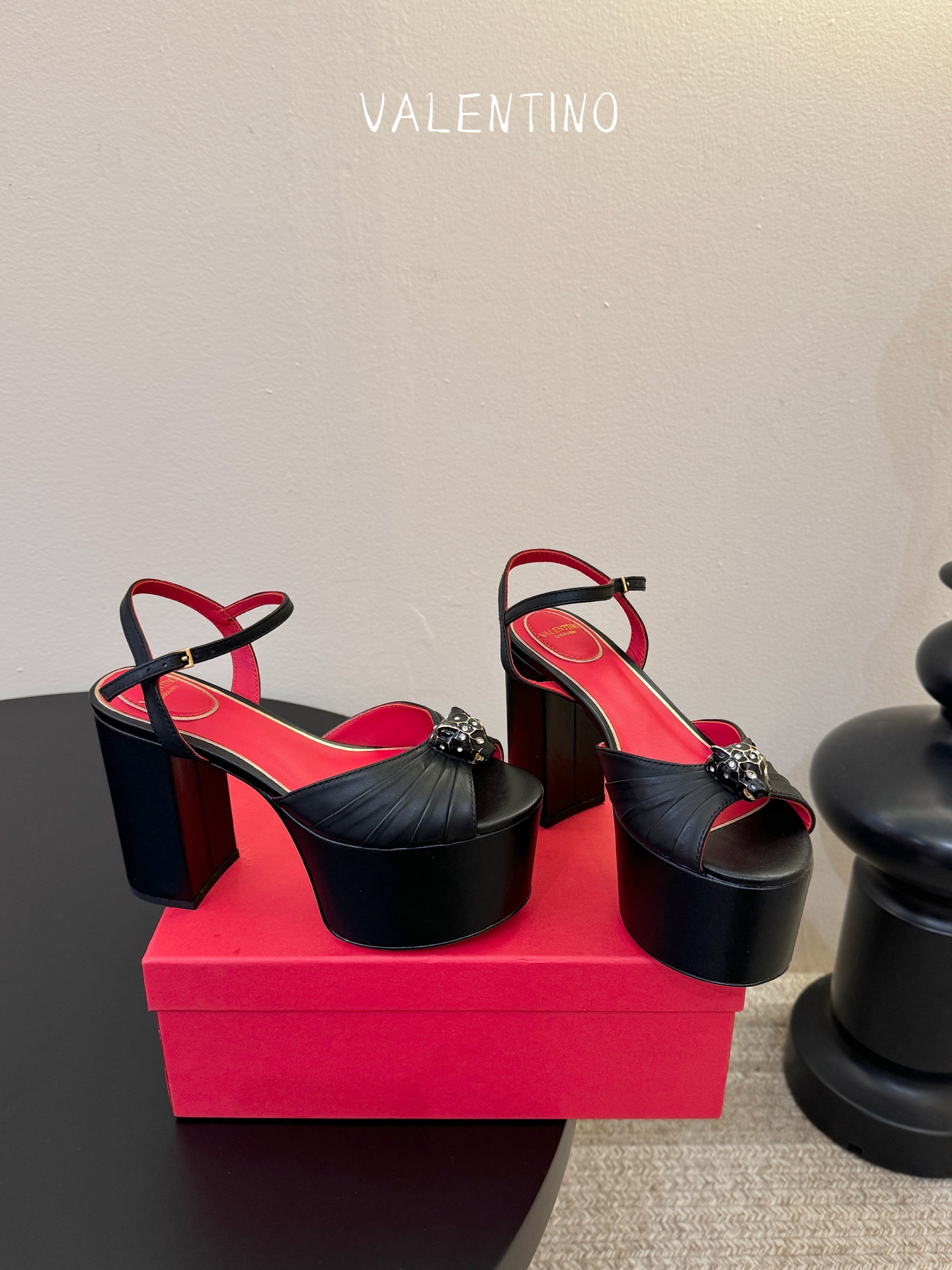 VALENTINO华伦天奴经典凉鞋单鞋春夏VLOGO SIGNATURE鞋型线条流畅.版型超赞上脚舒适.