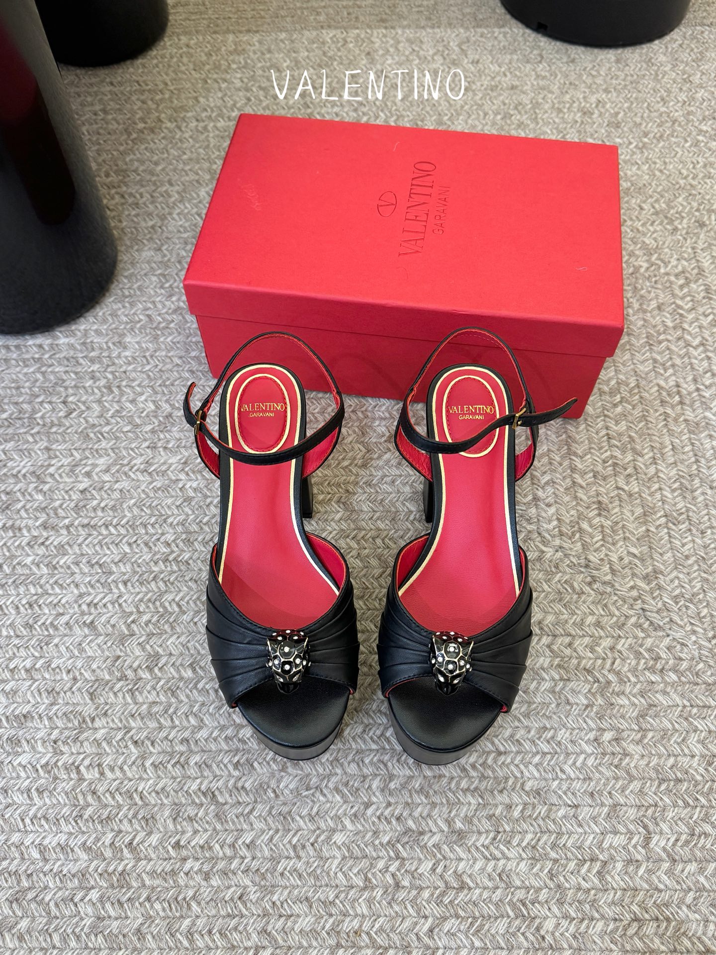 VALENTINO华伦天奴经典凉鞋单鞋春夏VLOGO SIGNATURE鞋型线条流畅.版型超赞上脚舒适.