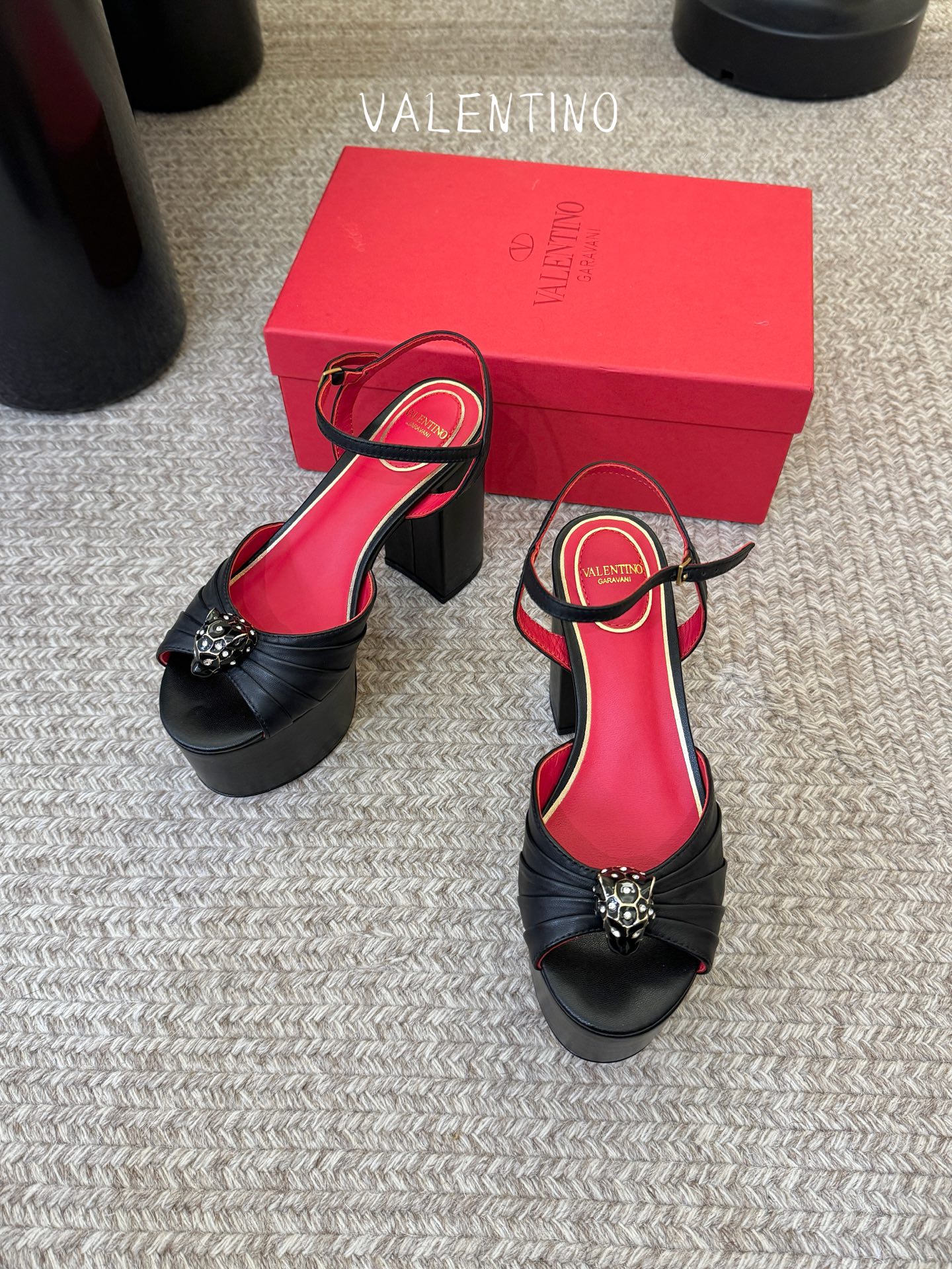 VALENTINO华伦天奴经典凉鞋单鞋春夏VLOGO SIGNATURE鞋型线条流畅.版型超赞上脚舒适.