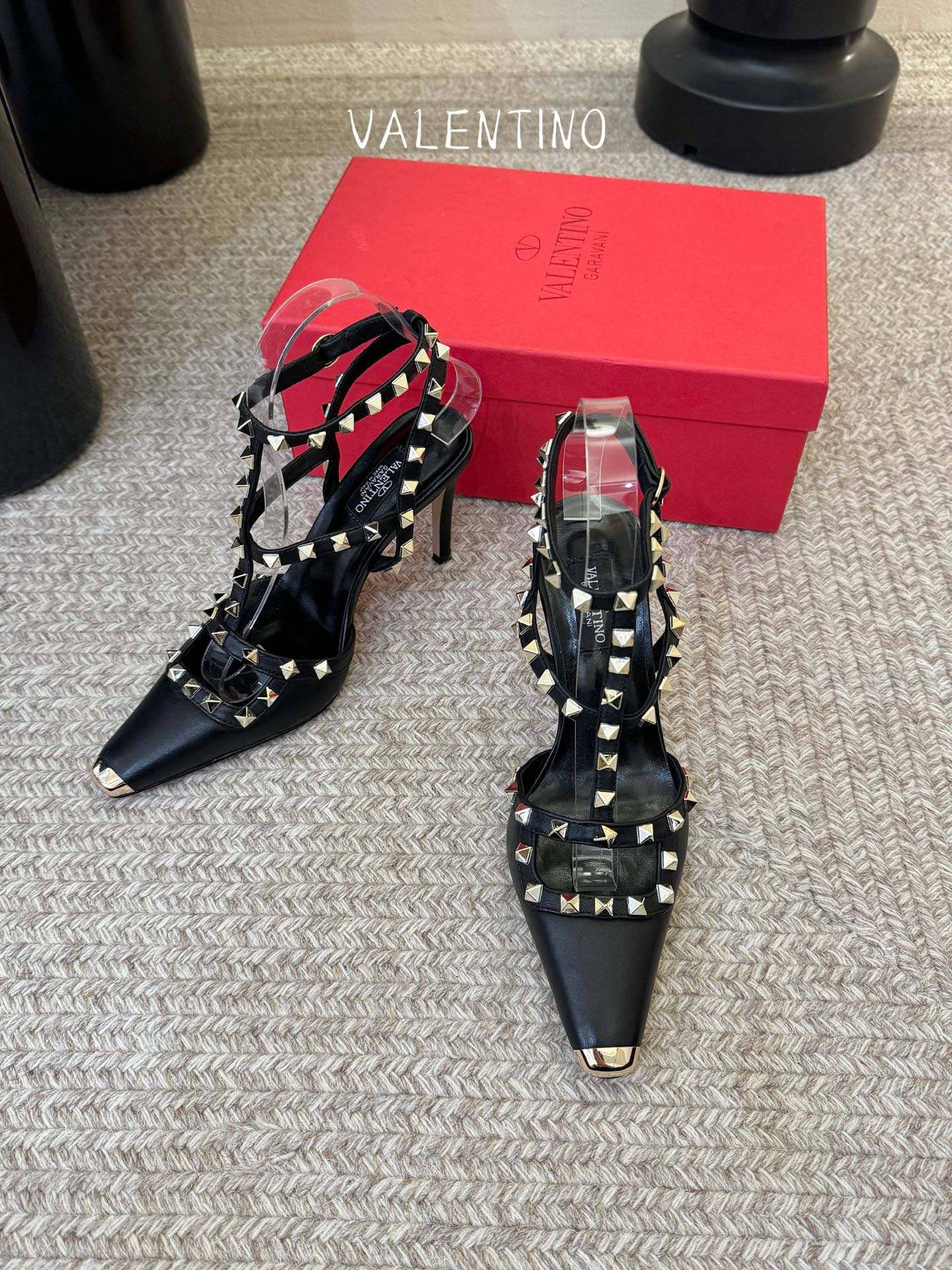 VALENTINO华伦天奴经典凉鞋单鞋春夏VLOGO SIGNATURE鞋型线条流畅.版型超赞上脚舒适.