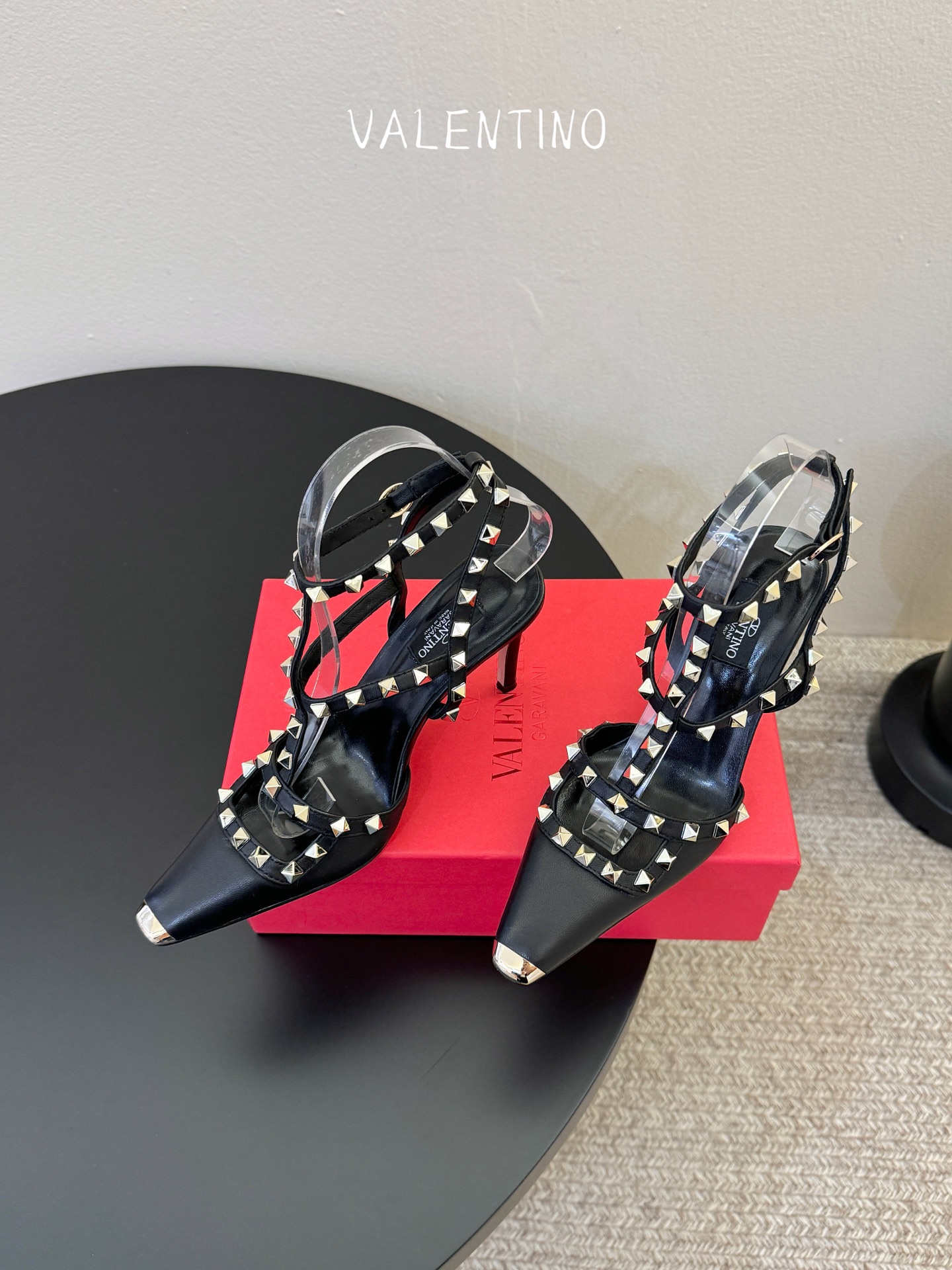 VALENTINO华伦天奴经典凉鞋单鞋春夏VLOGO SIGNATURE鞋型线条流畅.版型超赞上脚舒适.