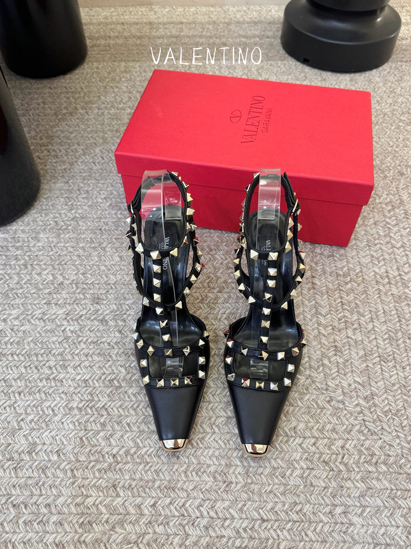 VALENTINO华伦天奴经典凉鞋单鞋春夏VLOGO SIGNATURE鞋型线条流畅.版型超赞上脚舒适.