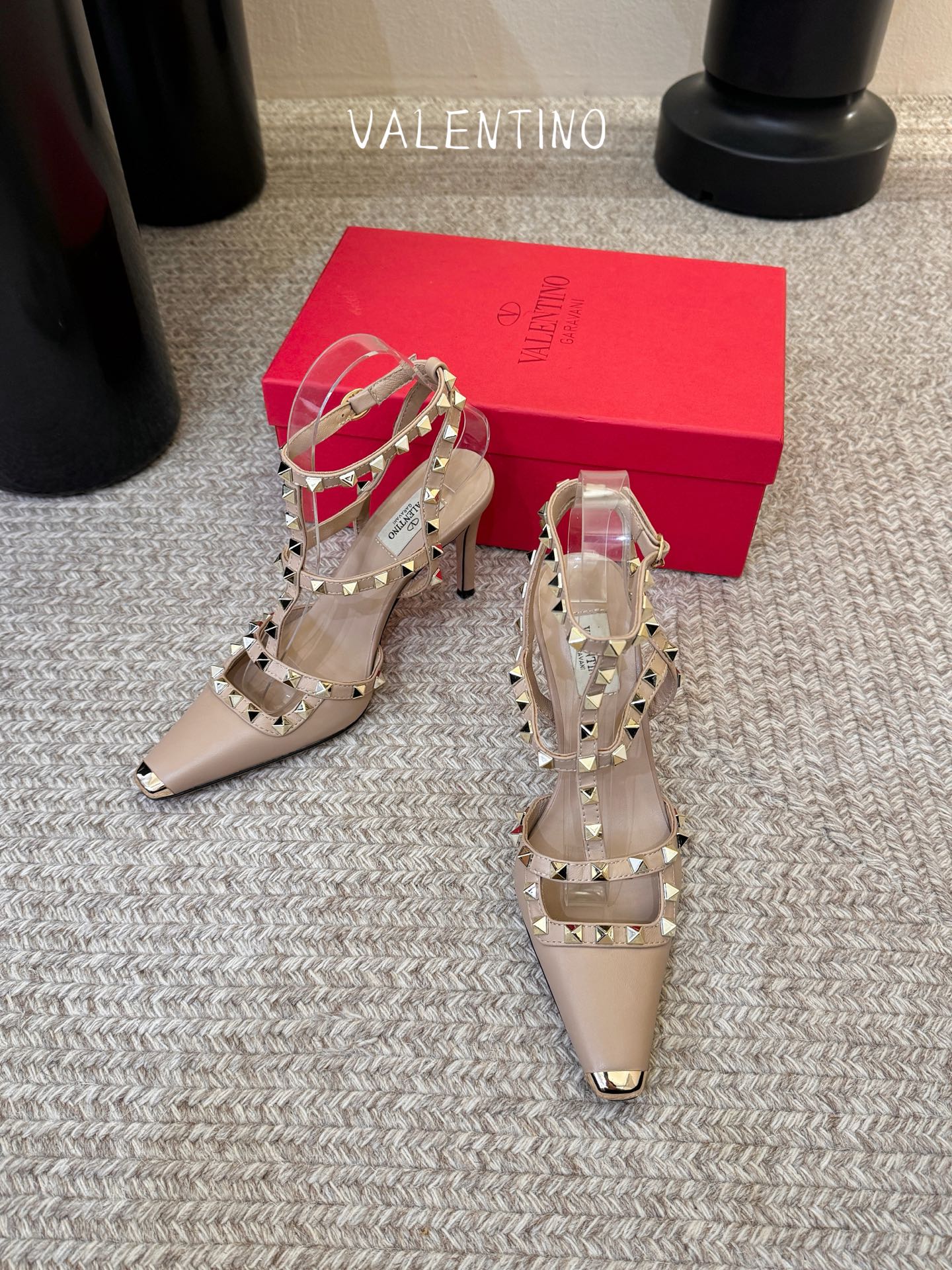 VALENTINO华伦天奴经典凉鞋单鞋春夏VLOGO SIGNATURE鞋型线条流畅.版型超赞上脚舒适.