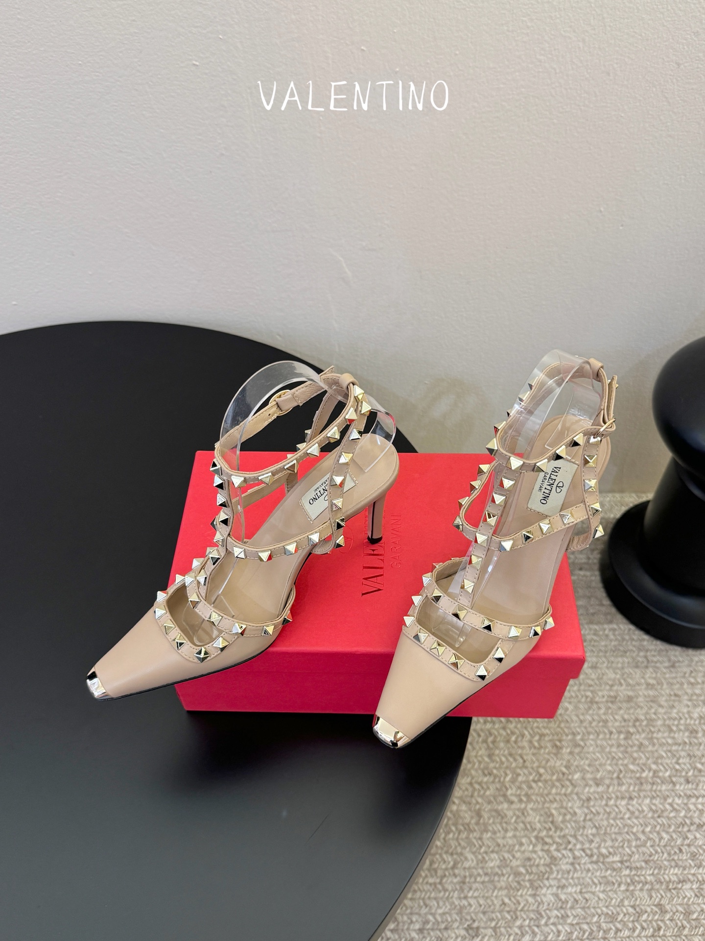 VALENTINO华伦天奴经典凉鞋单鞋春夏VLOGO SIGNATURE鞋型线条流畅.版型超赞上脚舒适.