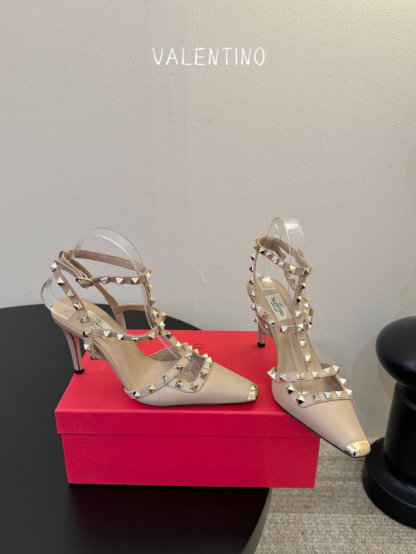 VALENTINO华伦天奴经典凉鞋单鞋春夏VLOGO SIGNATURE鞋型线条流畅.版型超赞上脚舒适.