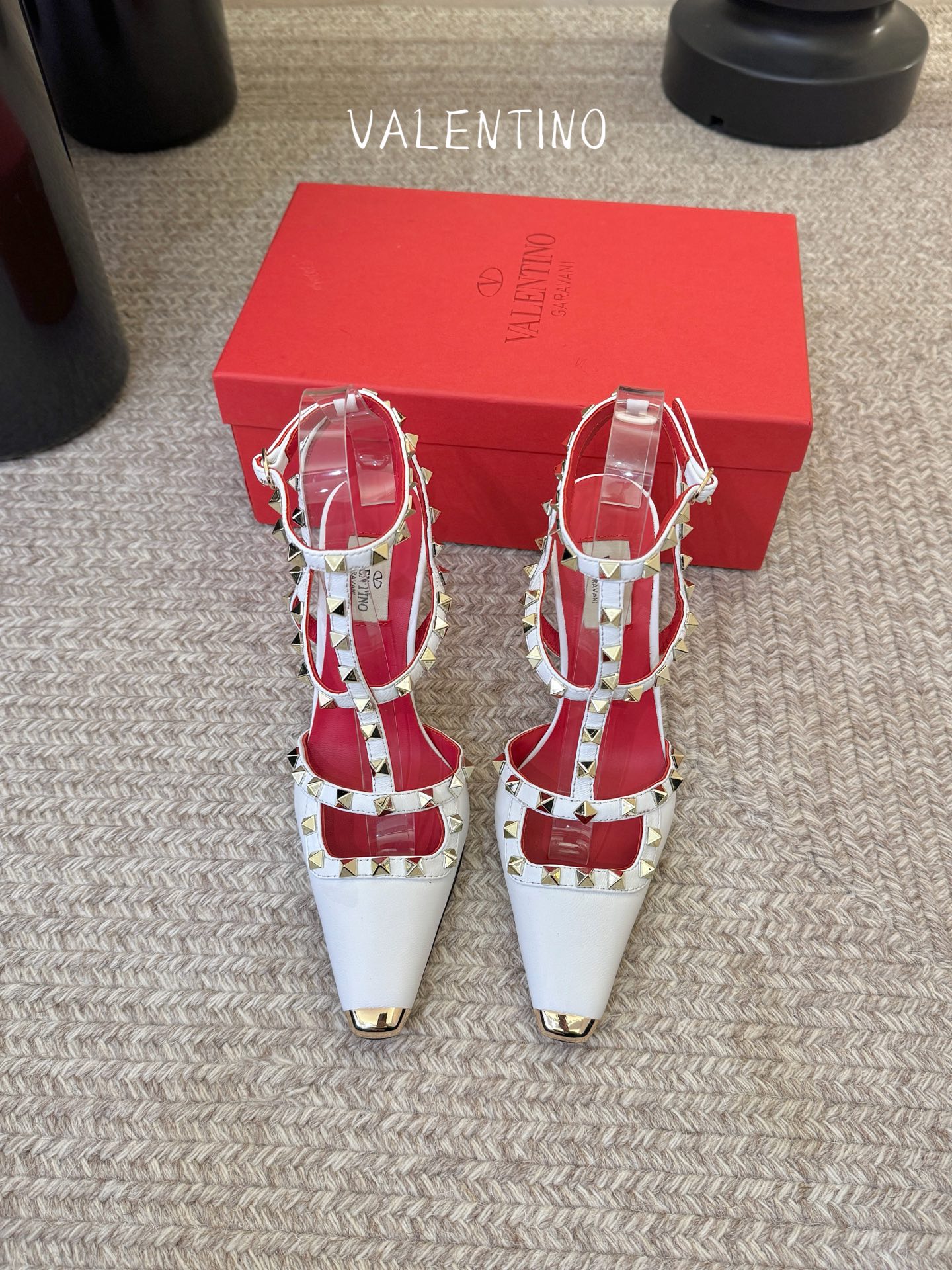 VALENTINO华伦天奴经典凉鞋单鞋春夏VLOGO SIGNATURE鞋型线条流畅.版型超赞上脚舒适.