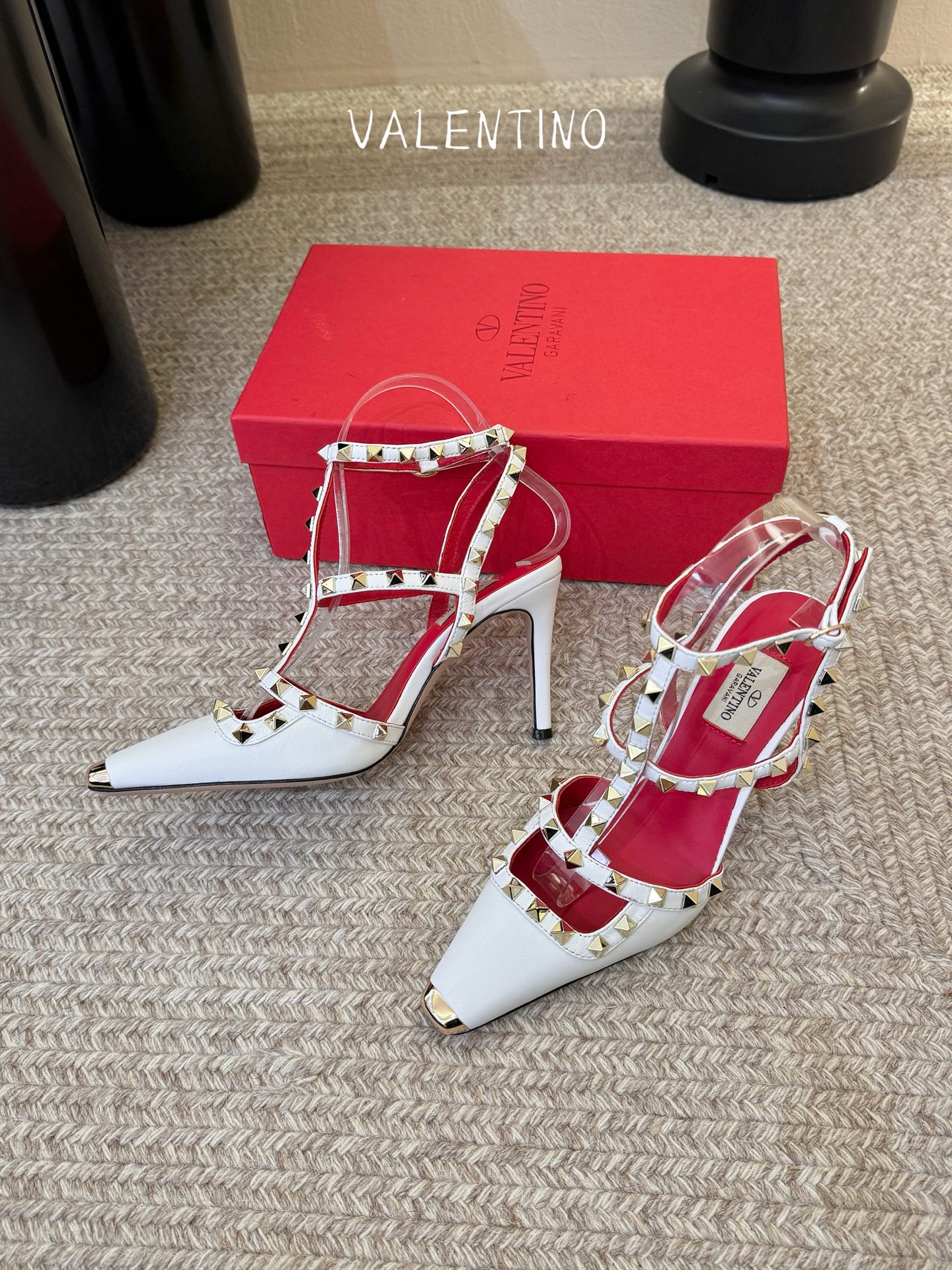 VALENTINO华伦天奴经典凉鞋单鞋春夏VLOGO SIGNATURE鞋型线条流畅.版型超赞上脚舒适.