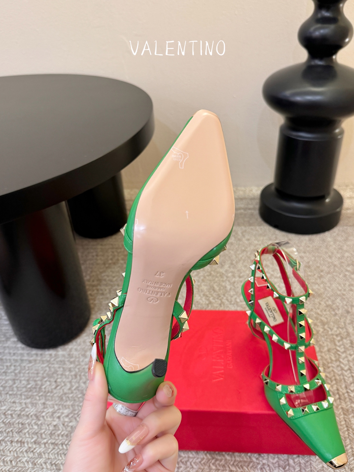 VALENTINO华伦天奴经典凉鞋单鞋春夏VLOGO SIGNATURE鞋型线条流畅.版型超赞上脚舒适.