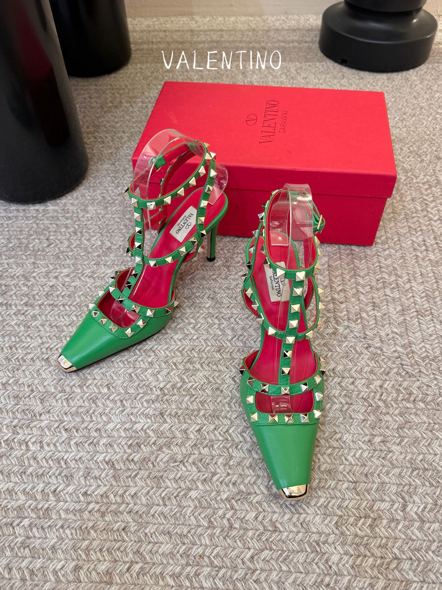 VALENTINO华伦天奴经典凉鞋单鞋春夏VLOGO SIGNATURE鞋型线条流畅.版型超赞上脚舒适.