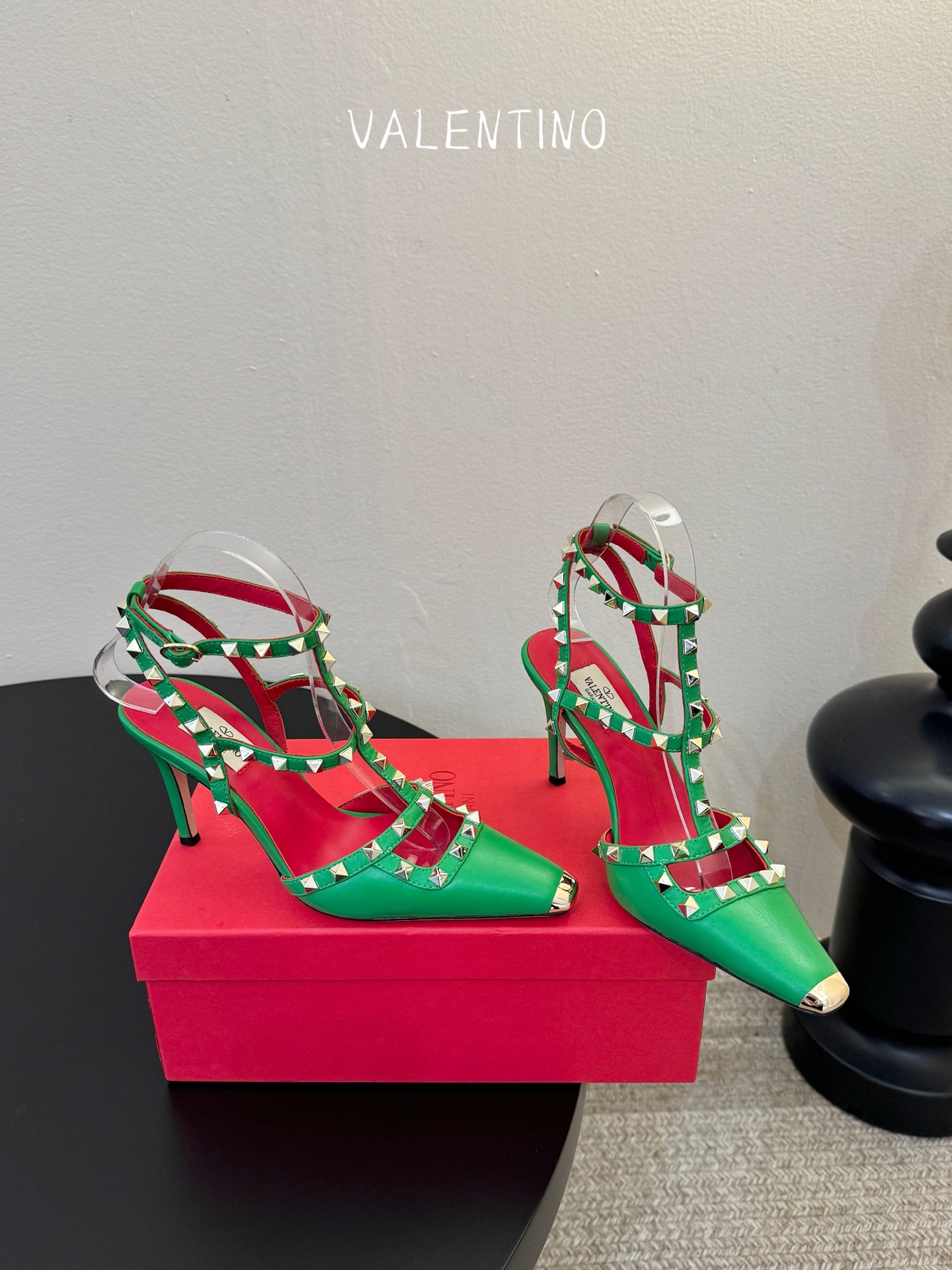 VALENTINO华伦天奴经典凉鞋单鞋春夏VLOGO SIGNATURE鞋型线条流畅.版型超赞上脚舒适.