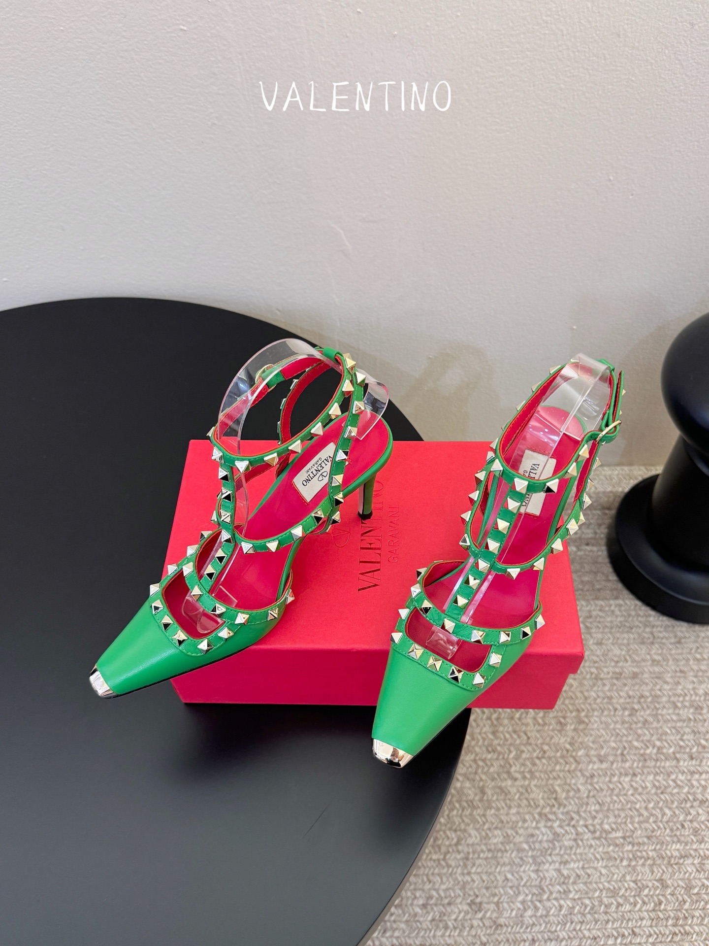 VALENTINO华伦天奴经典凉鞋单鞋春夏VLOGO SIGNATURE鞋型线条流畅.版型超赞上脚舒适.