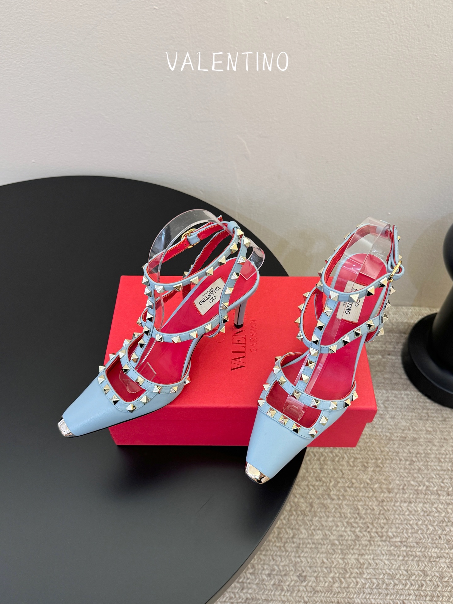 VALENTINO华伦天奴经典凉鞋单鞋春夏VLOGO SIGNATURE鞋型线条流畅.版型超赞上脚舒适.