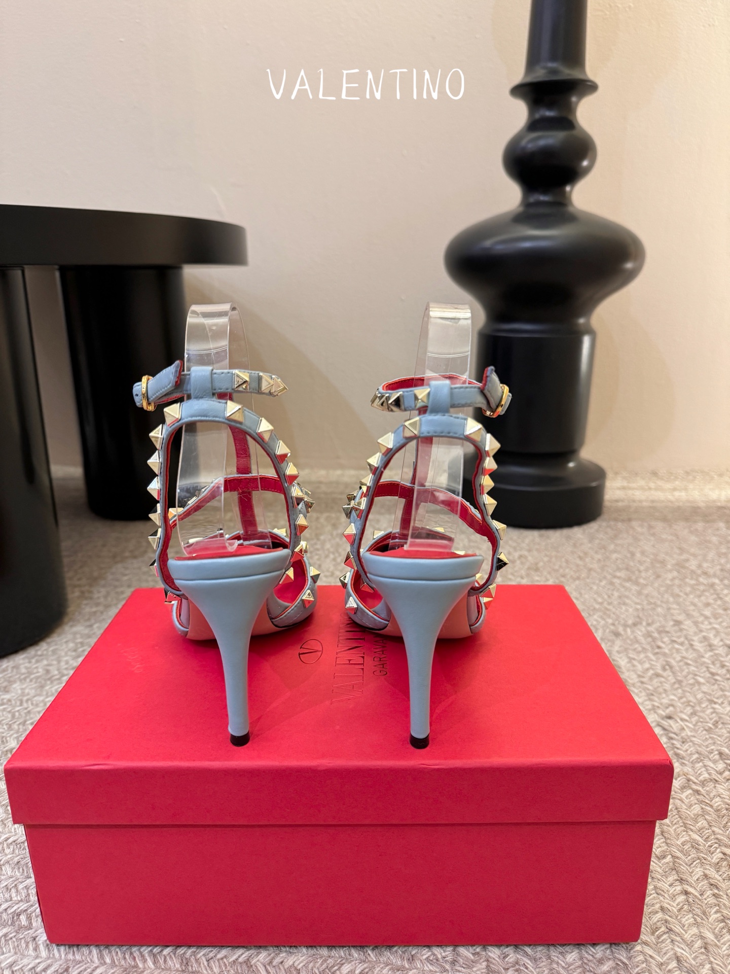 VALENTINO华伦天奴经典凉鞋单鞋春夏VLOGO SIGNATURE鞋型线条流畅.版型超赞上脚舒适.