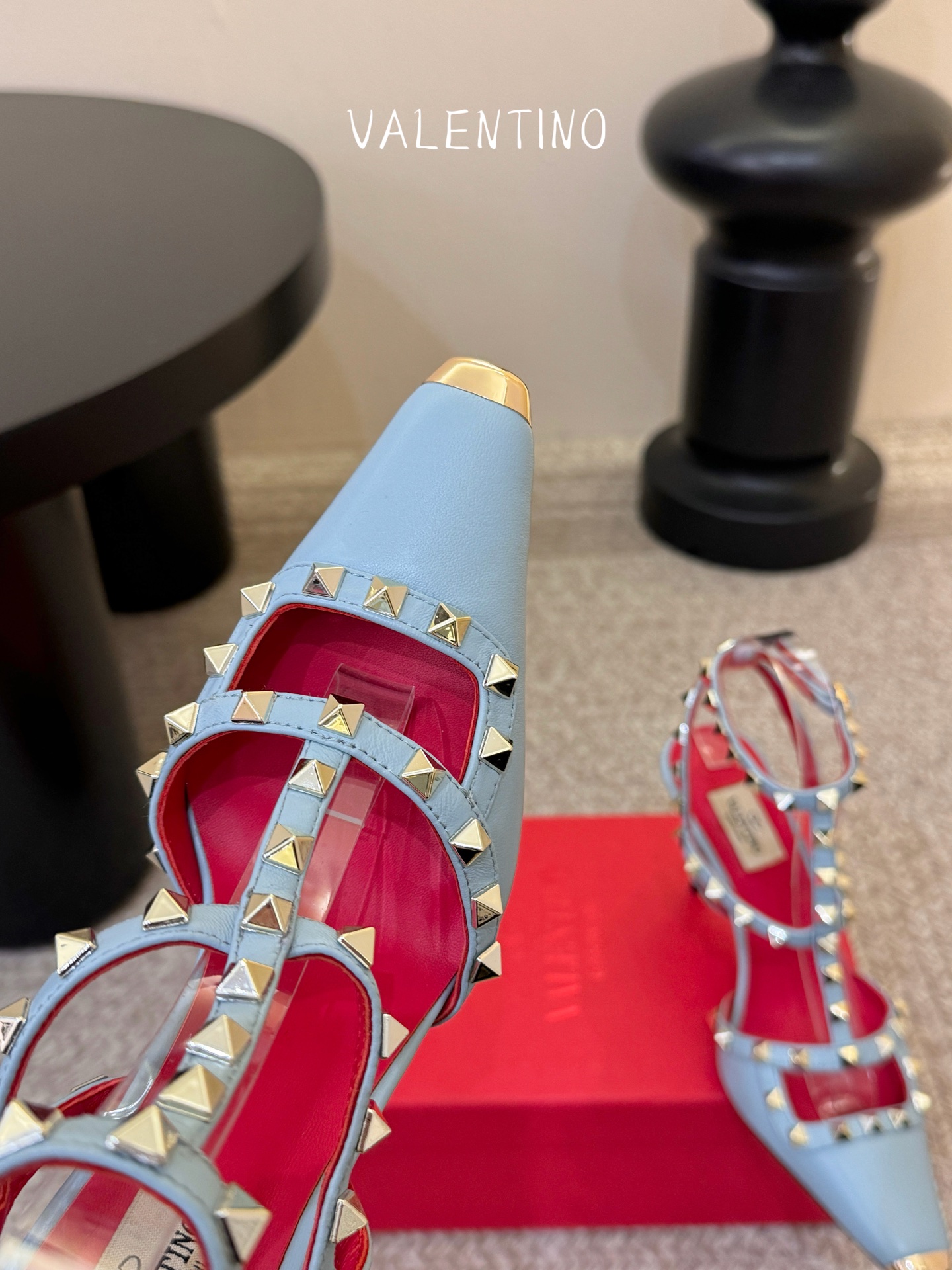 VALENTINO华伦天奴经典凉鞋单鞋春夏VLOGO SIGNATURE鞋型线条流畅.版型超赞上脚舒适.