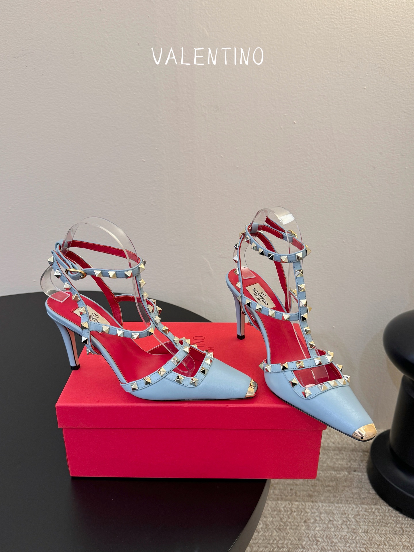 VALENTINO华伦天奴经典凉鞋单鞋春夏VLOGO SIGNATURE鞋型线条流畅.版型超赞上脚舒适.